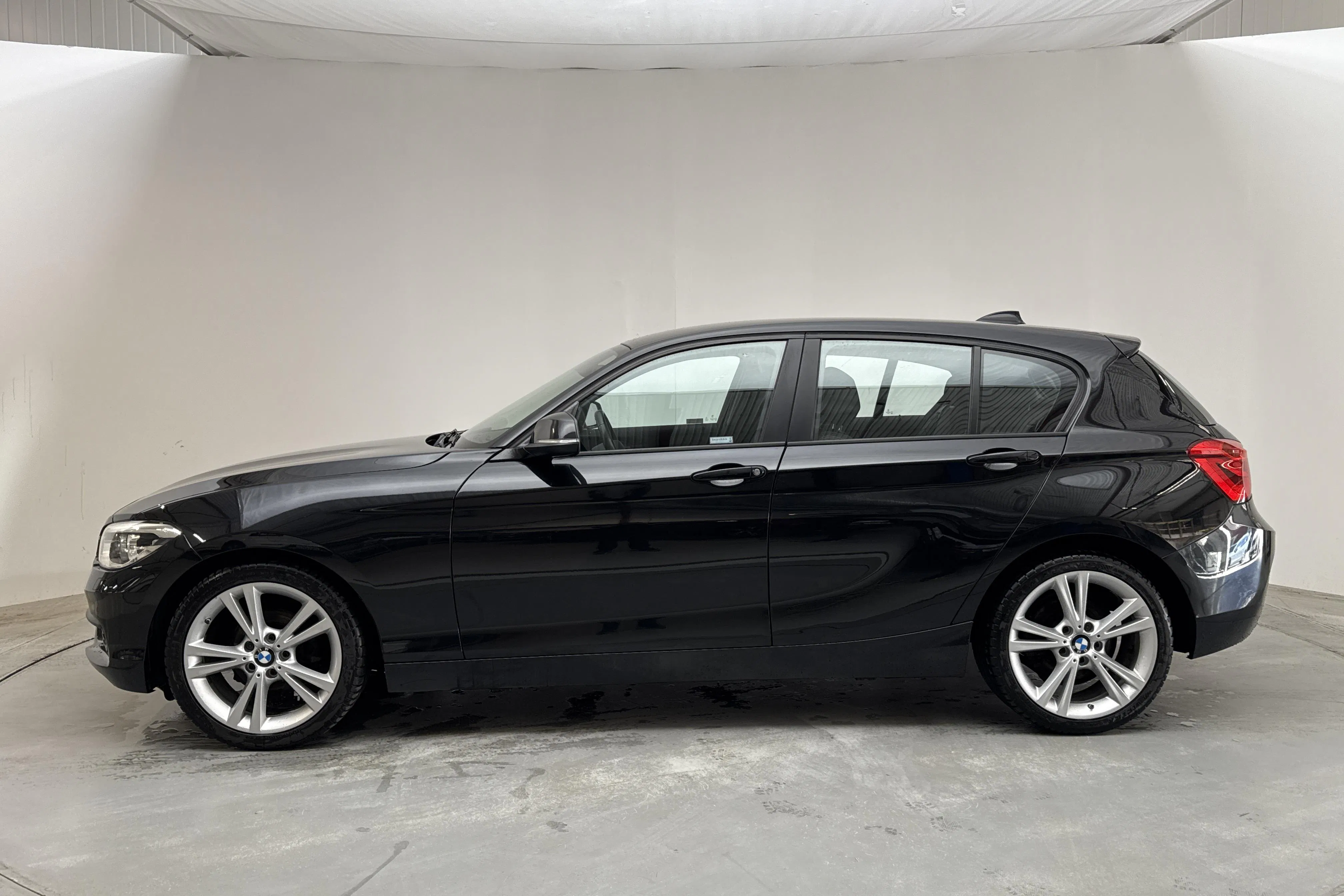Presentationsfoto 2 av 13: BMW 118i 5dr, F20 (136hk) - 11 718 mil - Manuell - svart - 2016