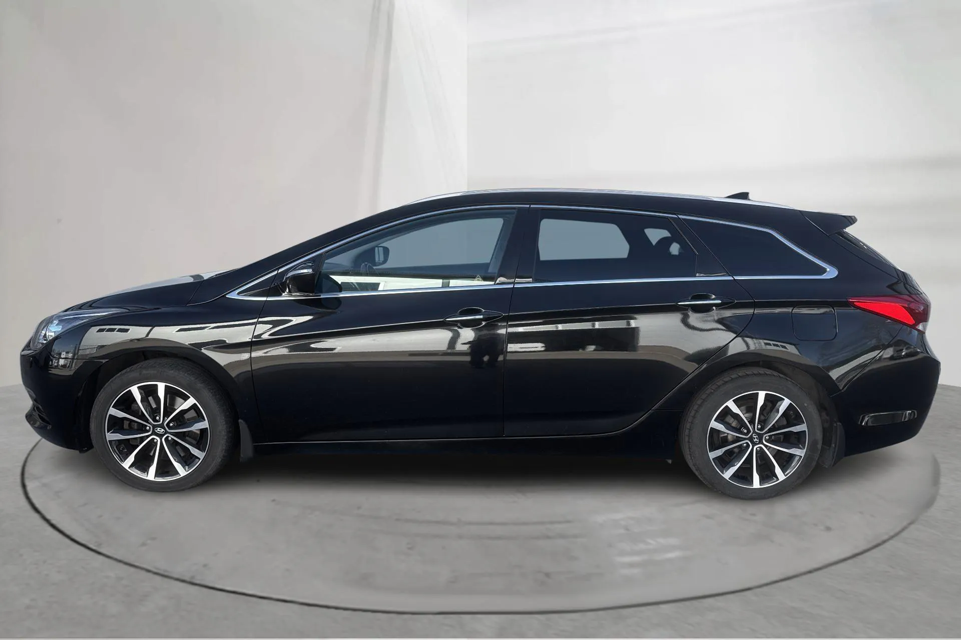 Presentationsfoto 2 av 15: Hyundai i40 1.7 D Kombi (141hk) - 15 411 mil - Manuell - svart - 2016