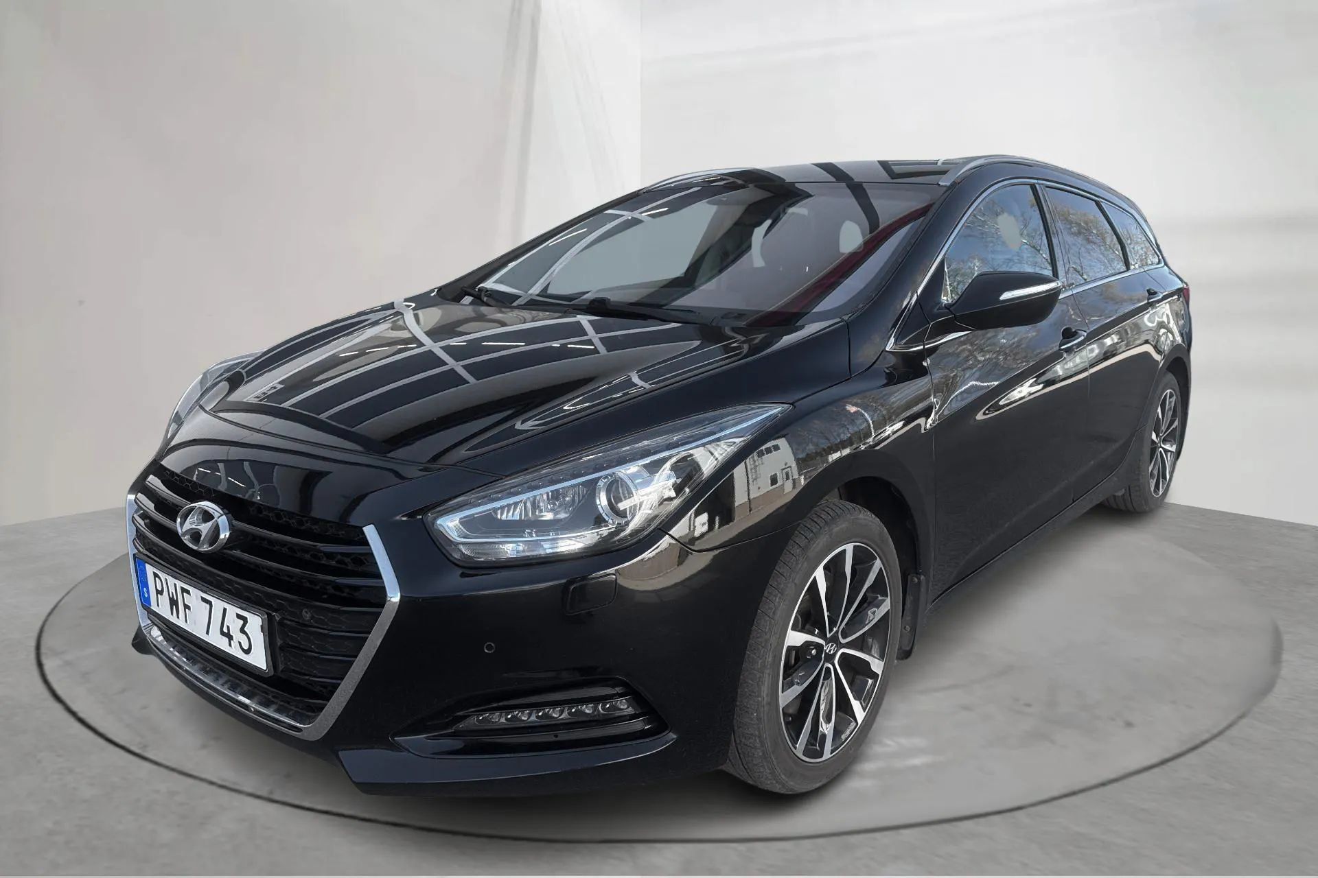 Presentationsfoto 1 av 15: Hyundai i40 1.7 D Kombi (141hk) - 15 411 mil - Manuell - svart - 2016