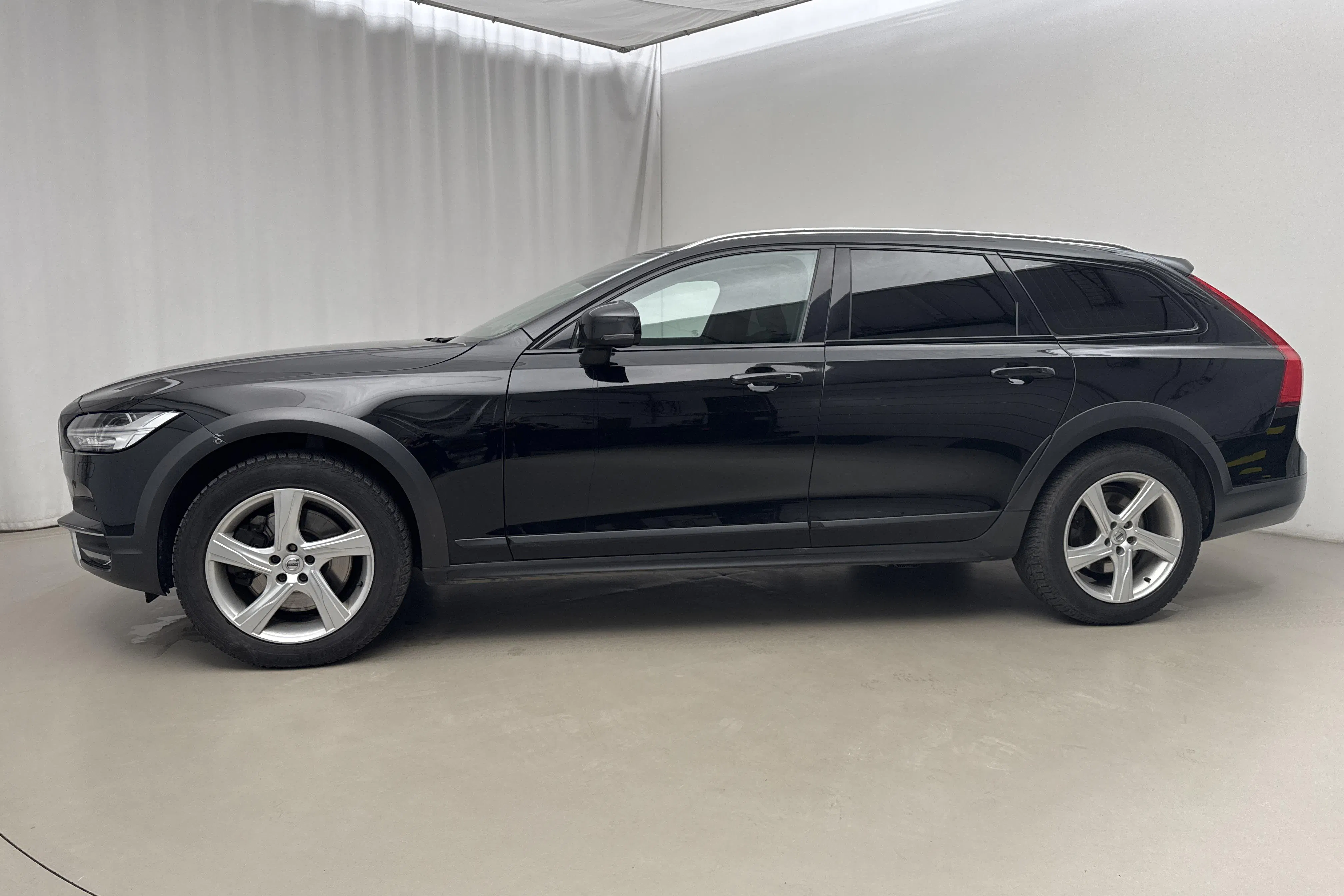 Presentationsfoto 2 av 19: Volvo V90 D4 Cross Country AWD (190hk) - 9 367 mil - Automat - svart - 2020