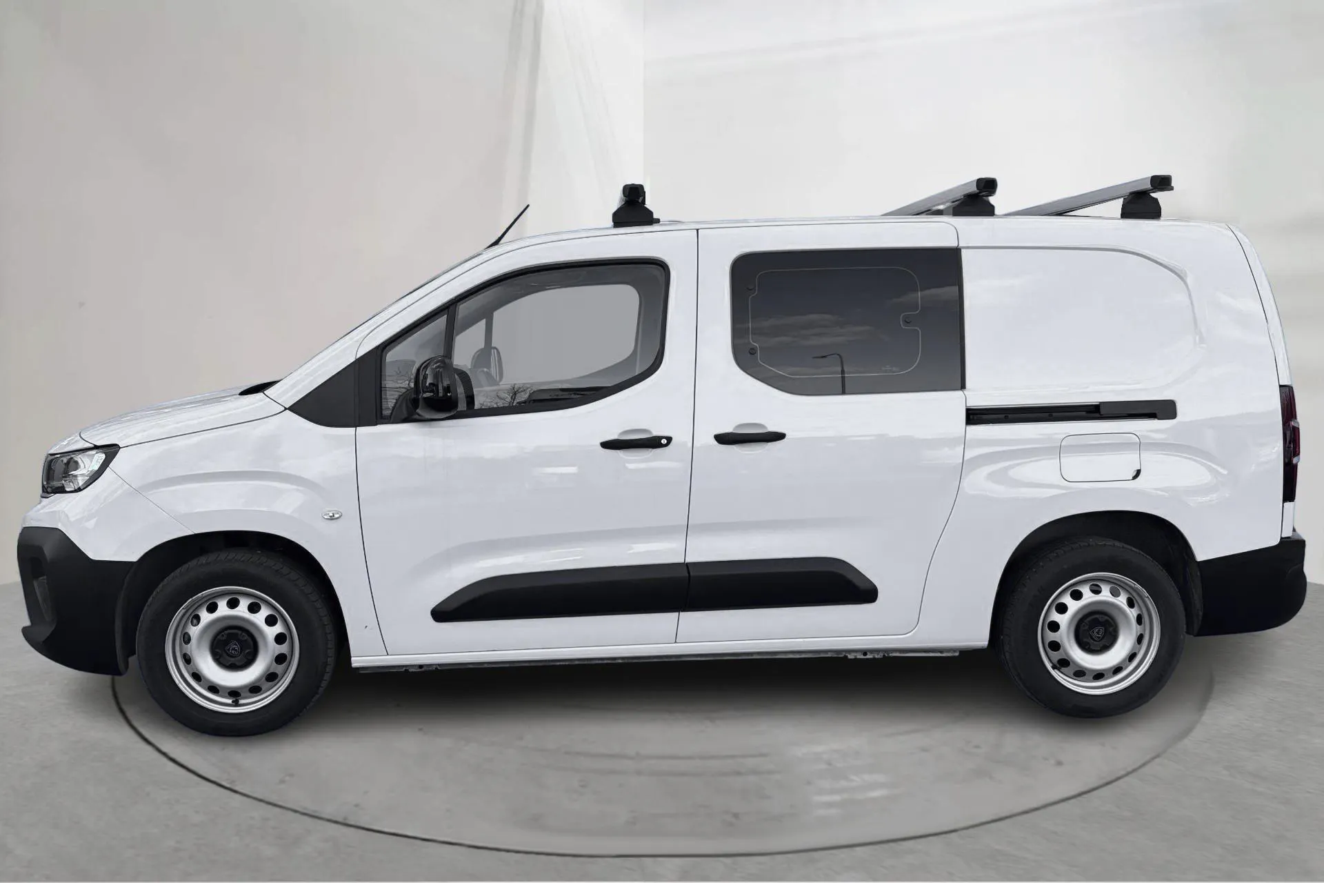 Presentation photo 2 of 14: Peugeot Partner Crew Cab 1.5 BlueHDi (130hk) - 22 720 km - Automatic - white - 2024