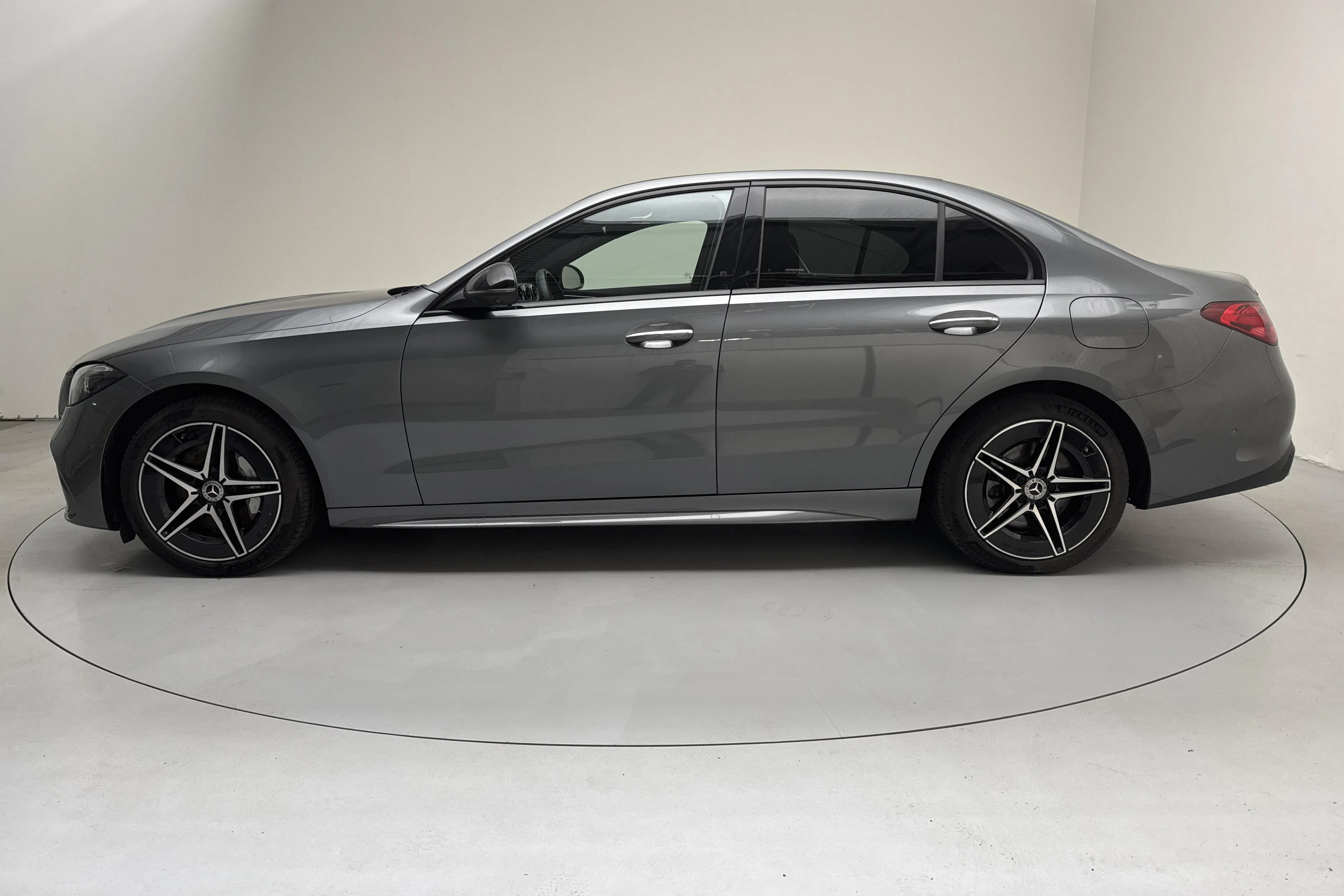 Presentationsfoto 2 av 19: Mercedes C 300 e Sedan W206 (333hk) - 3 628 mil - Automat - grå - 2024
