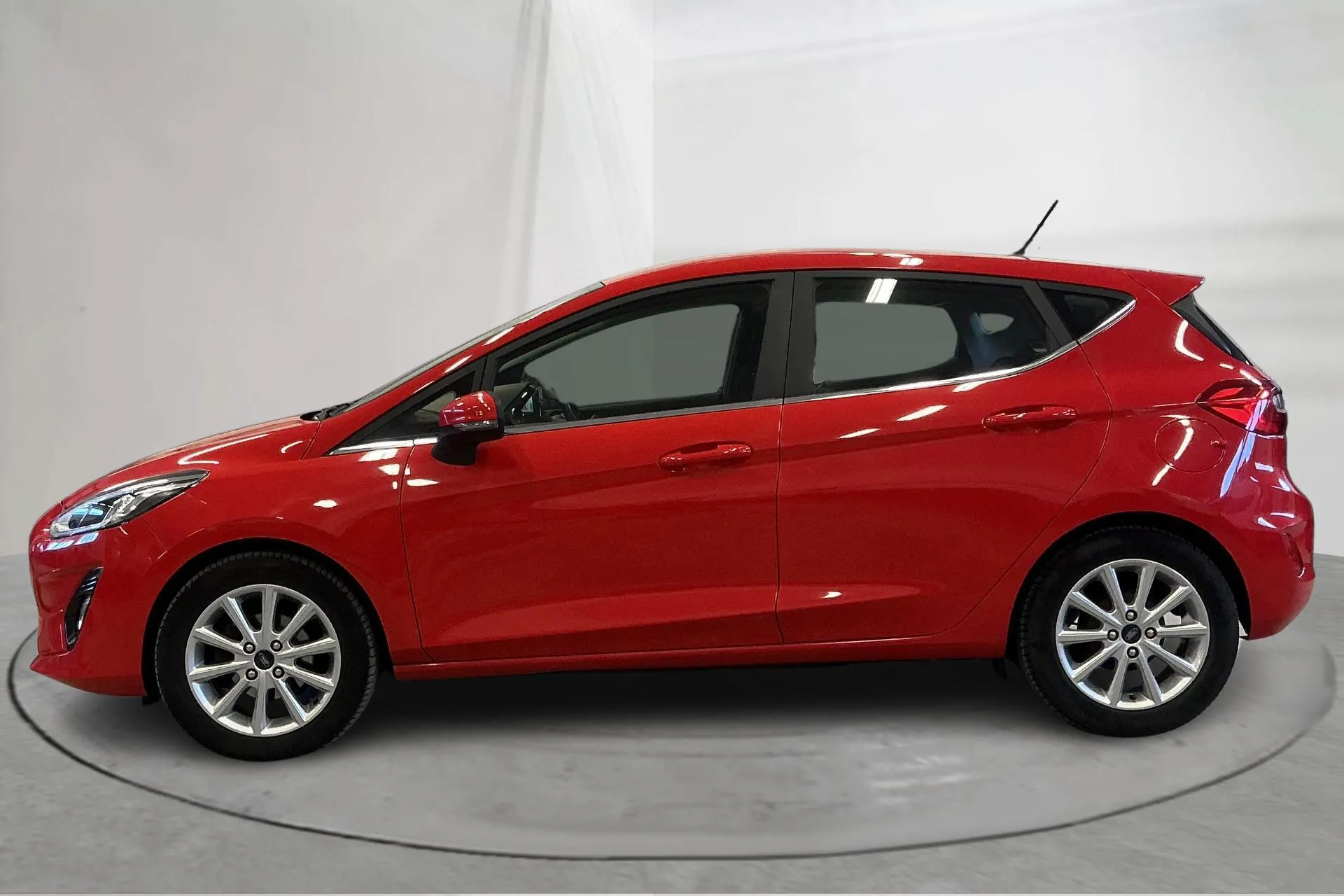 Presentation photo 2 of 15: Ford Fiesta 1.0T EcoBoost 5dr (100hk) - 77 020 km - Manual - red - 2019