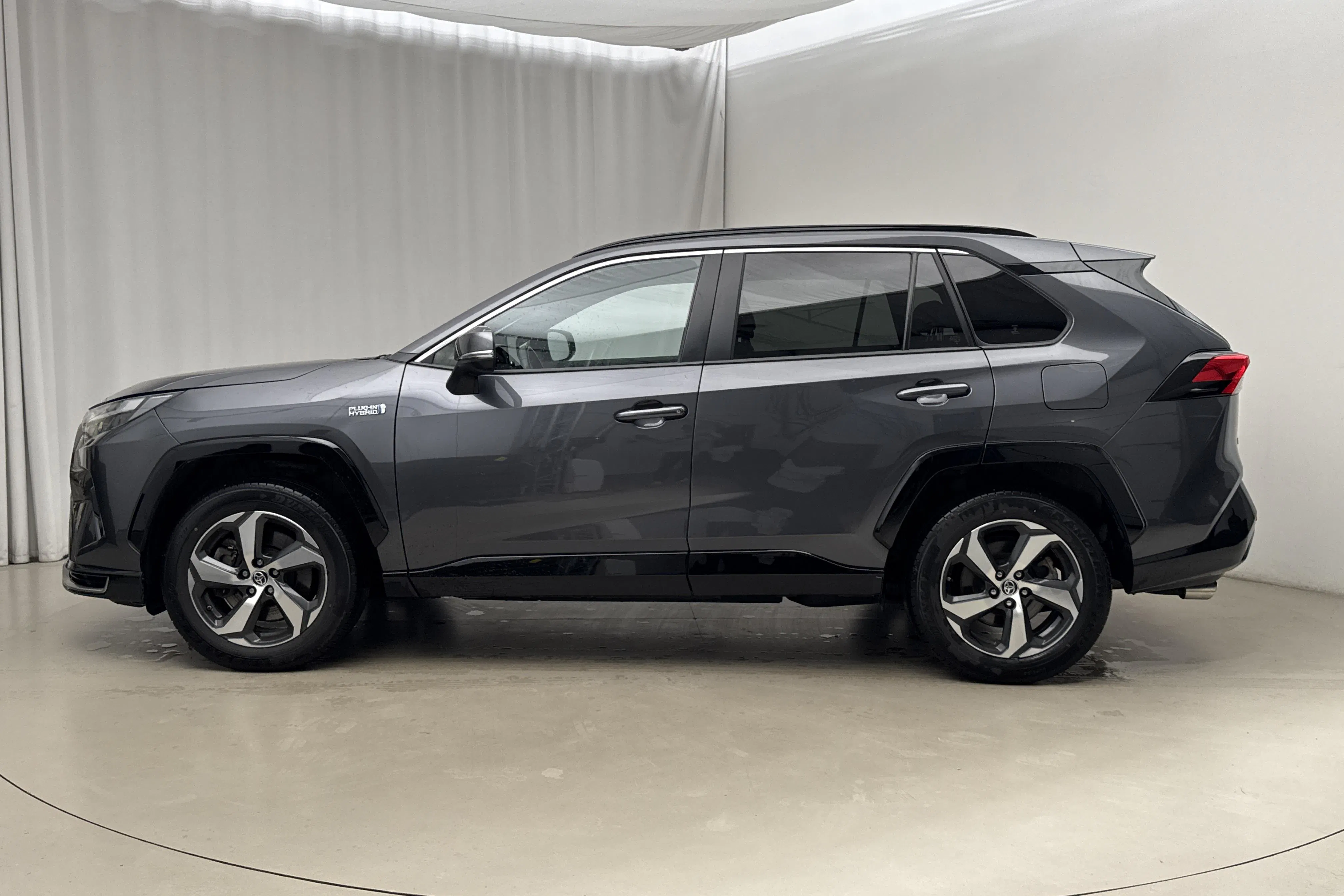 Presentation photo 2 of 22: Toyota RAV4 2.5 Plug-in Hybrid AWDi (306hk) - 70 150 km - Automatic - dark grey - 2023