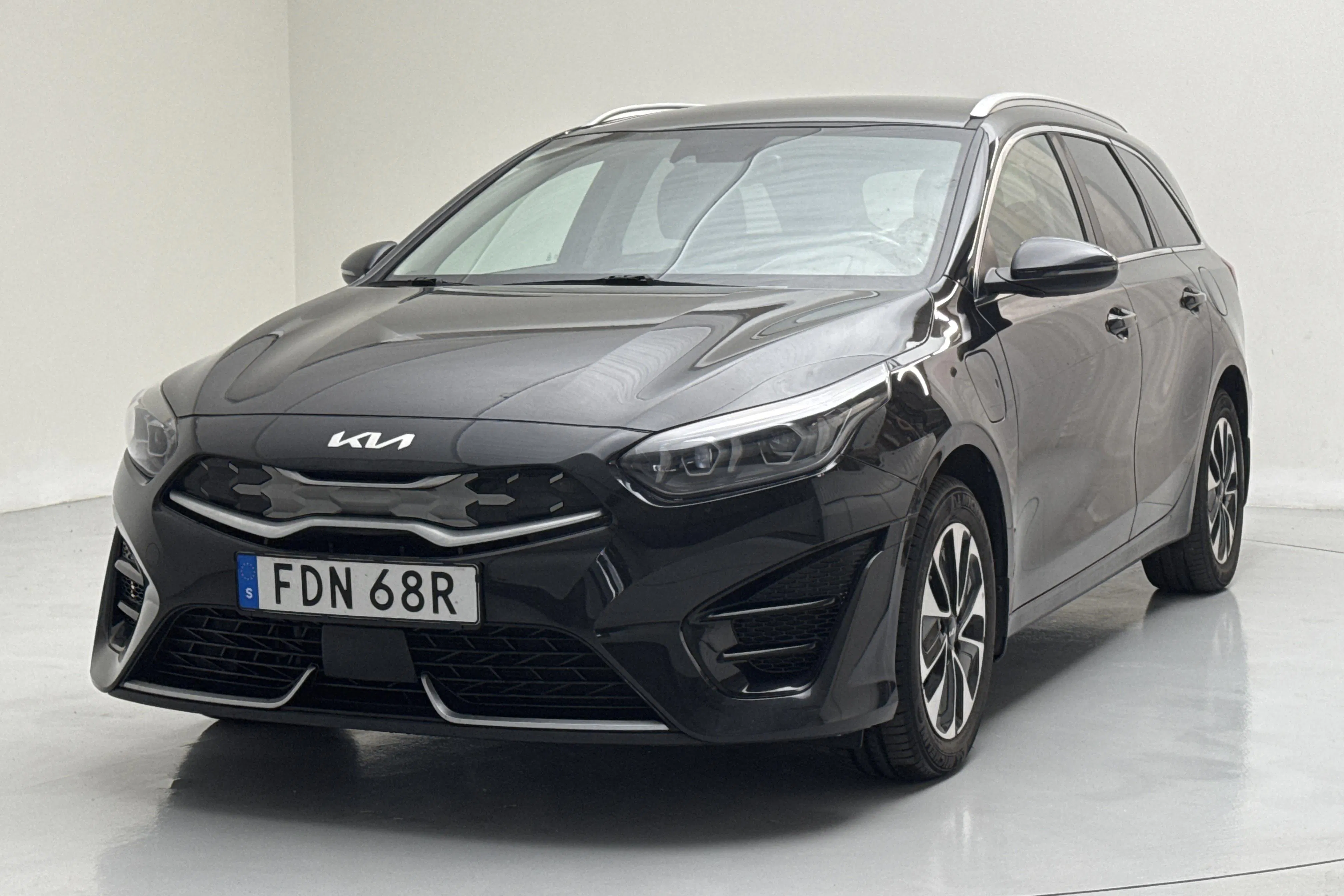 Presentation photo 1 of 16: KIA Ceed 1.6 Plug-in Hybrid SW (141hk) - 108 040 km - Automatic - black - 2022