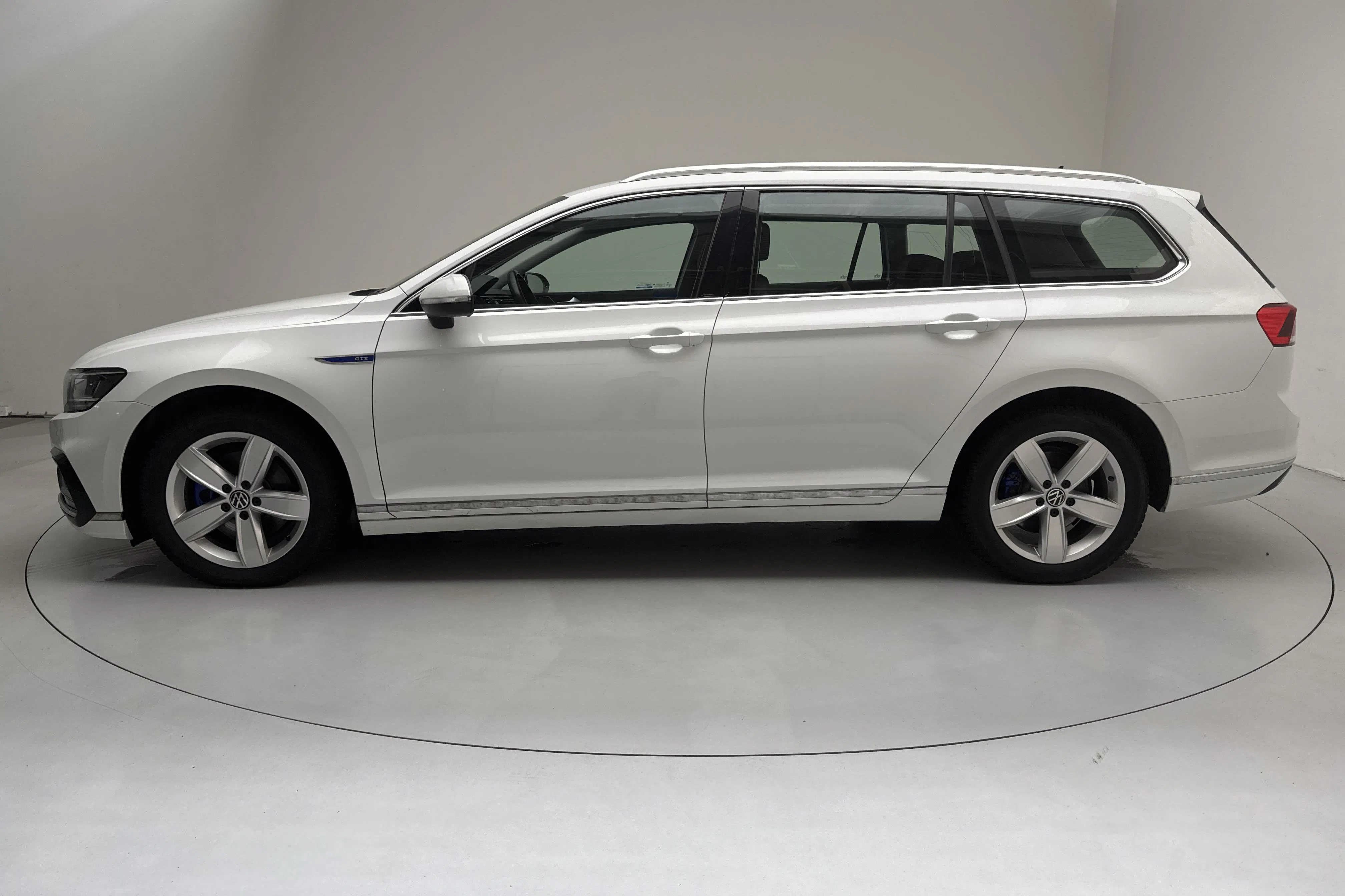 Presentation photo 2 of 16: VW Passat 1.4 GTE Sportscombi (218hk) - 116 270 km - Automatic - white - 2021