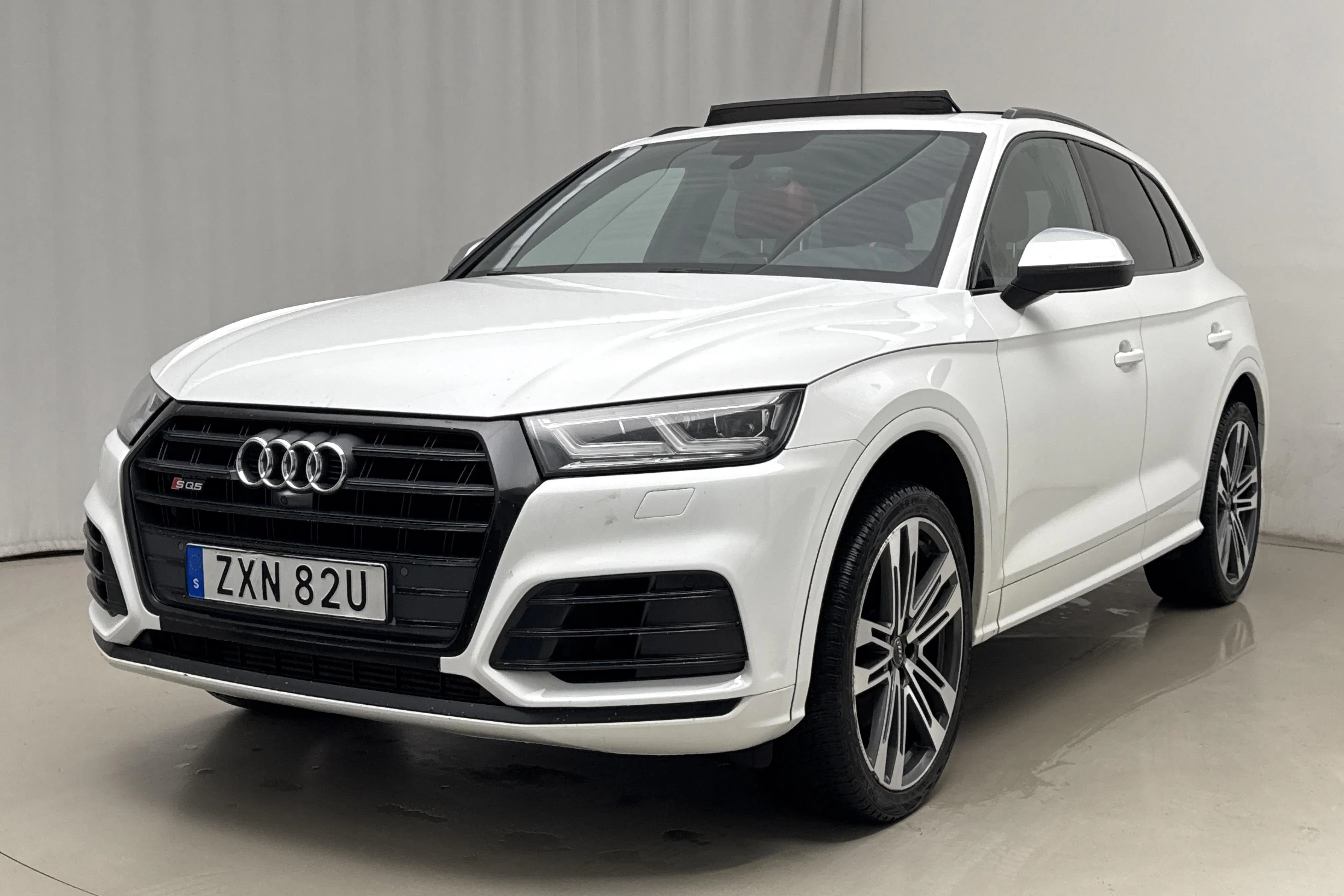 Presentationsfoto 1 av 24: Audi SQ5 3.0 TFSI quattro (354hk) - 8 688 mil - Automat - vit - 2018