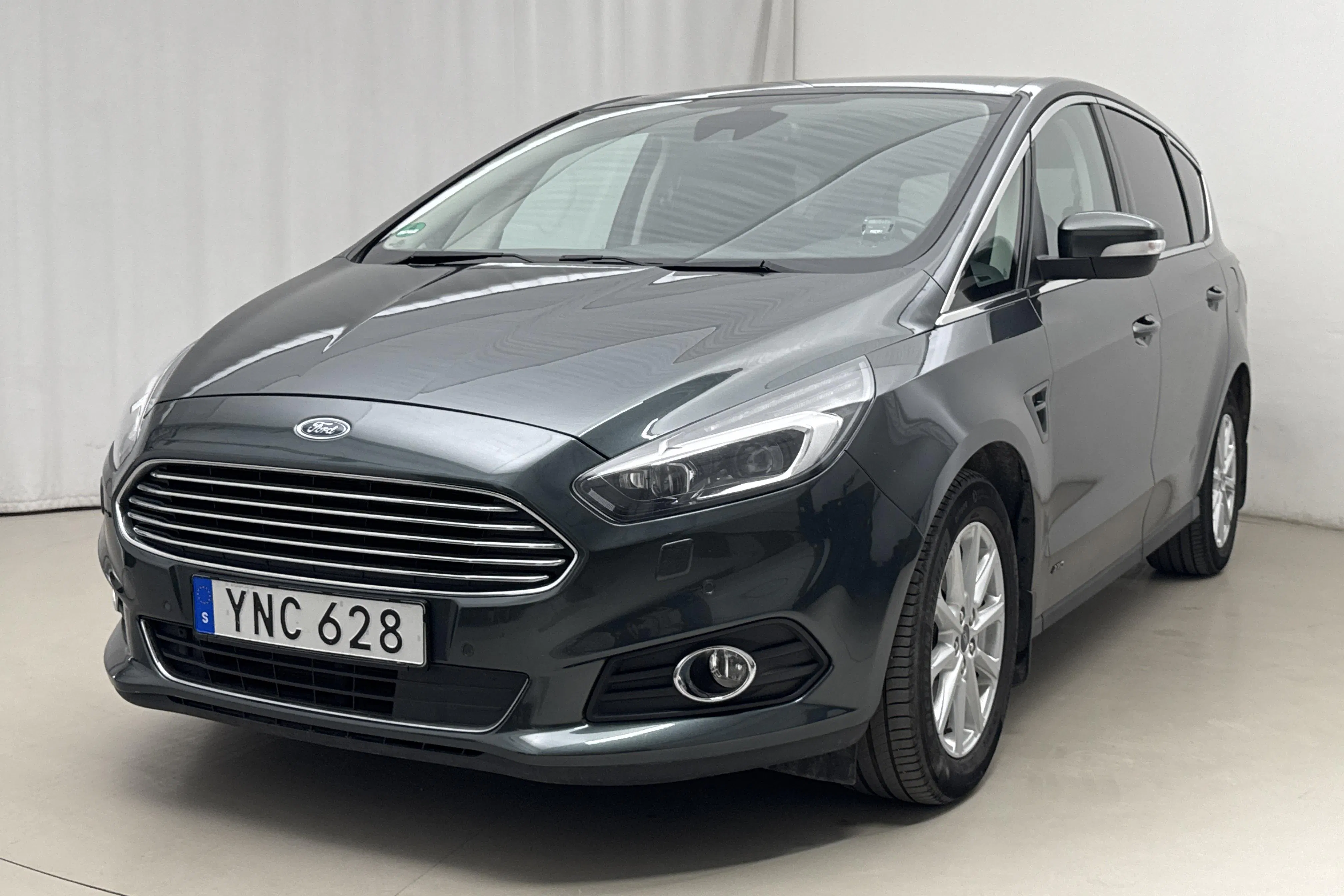 Presentationsfoto 1 av 24: Ford S-MAX 2.0 TDCi AWD (180hk) - 8 749 mil - Automat - grön - 2017