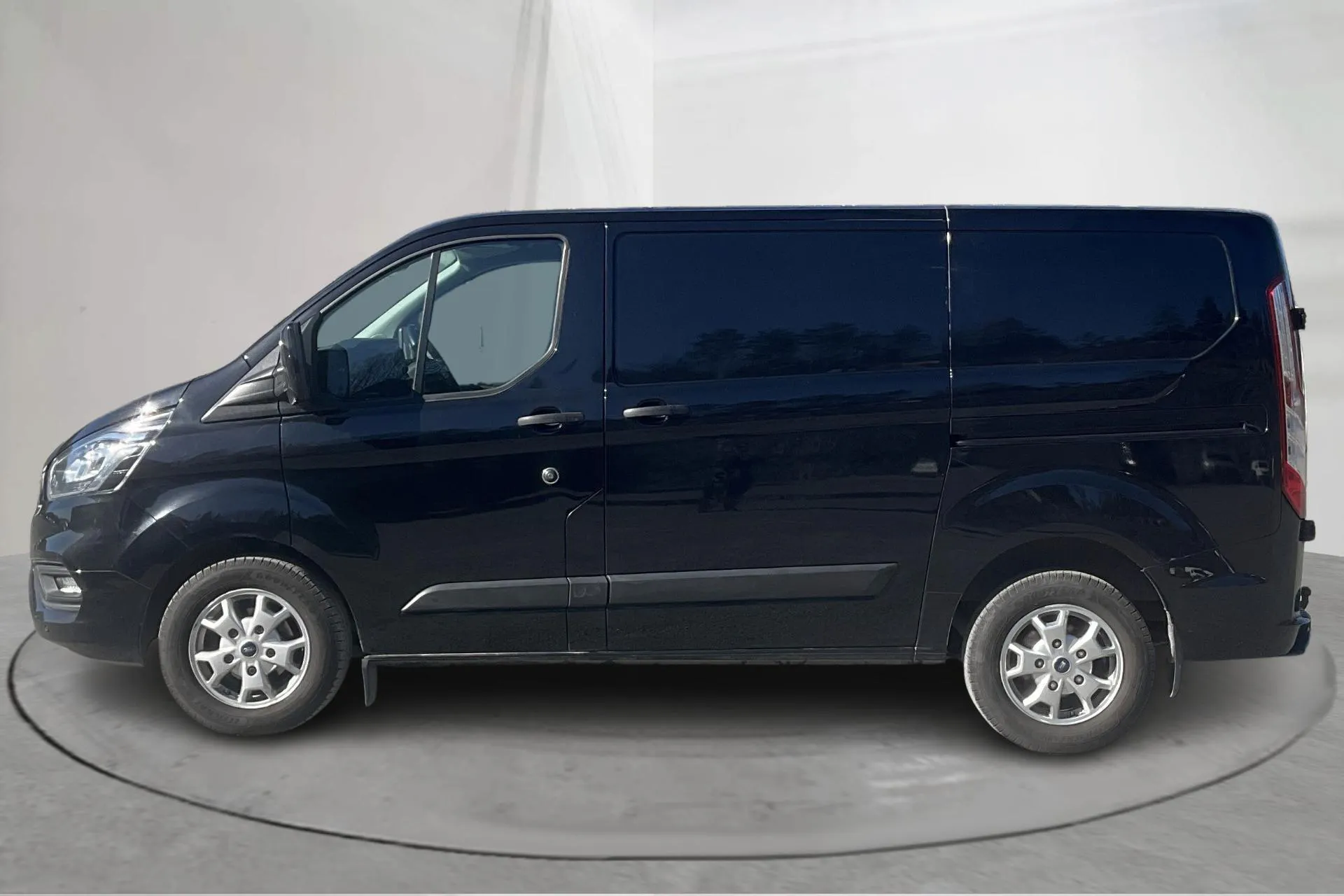 Presentationsfoto 2 av 14: Ford Transit Custom 280 MHEV (130hk) - 9 952 mil - Automat - svart - 2022