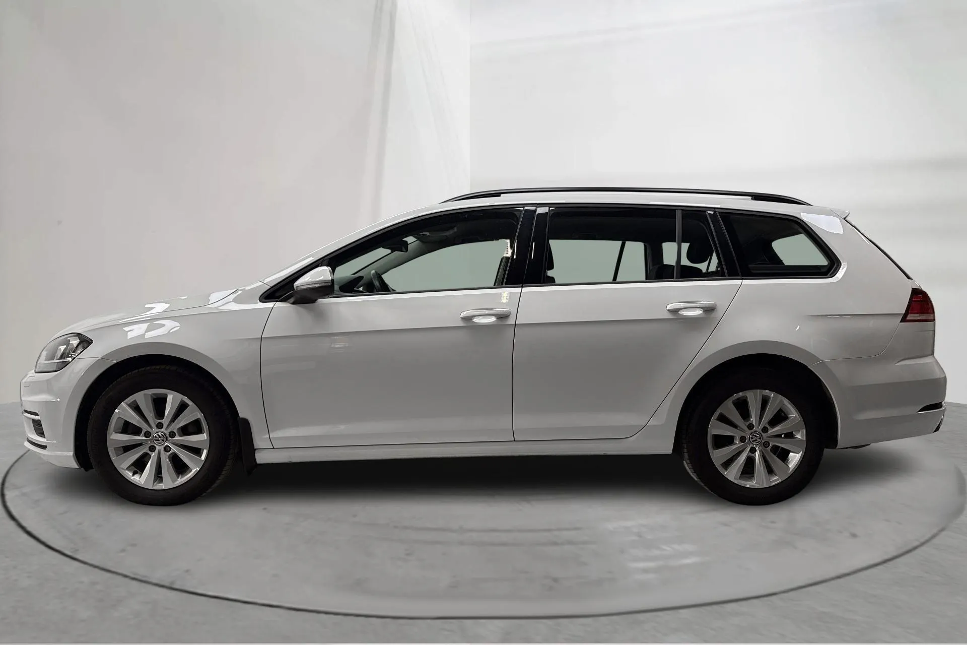 Presentationsfoto 2 av 15: VW Golf VII 2.0 TDI Sportscombi 4MOTION (150hk) - 9 023 mil - Automat - vit - 2019