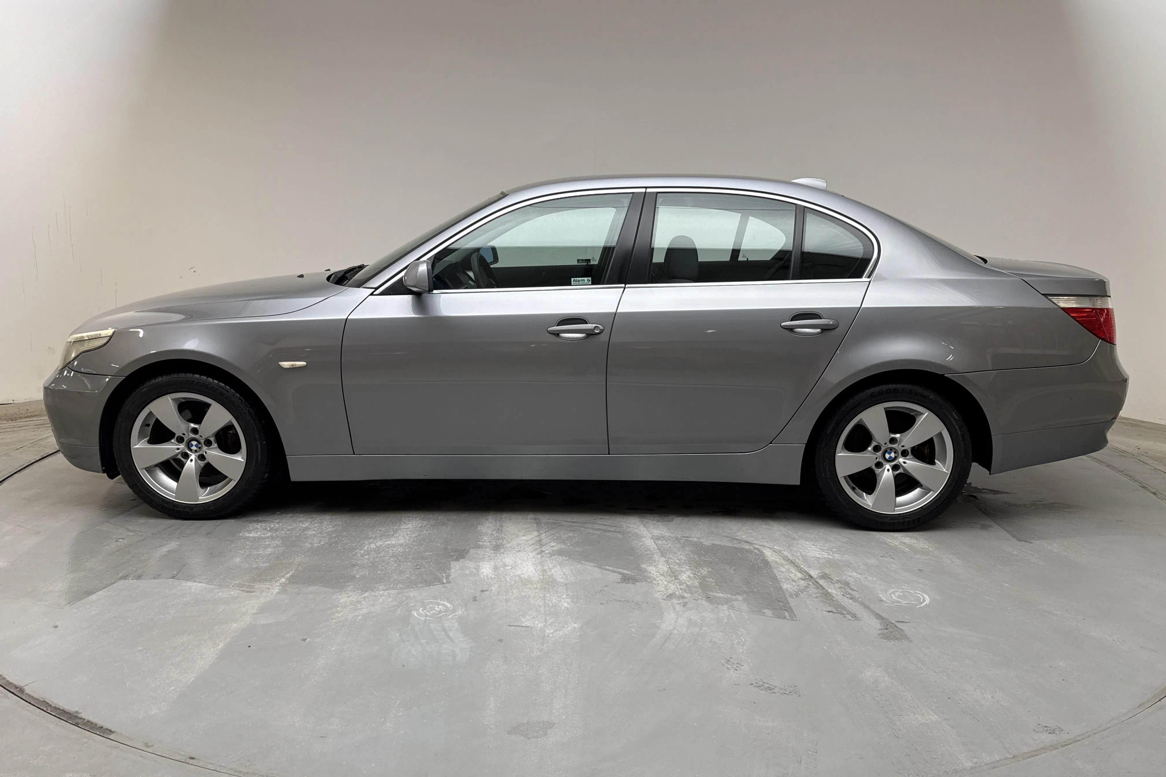 Presentationsfoto 2 av 13: BMW 520i Sedan, E60 (170hk) - 16 356 mil - Automat - Light Grey - 2004