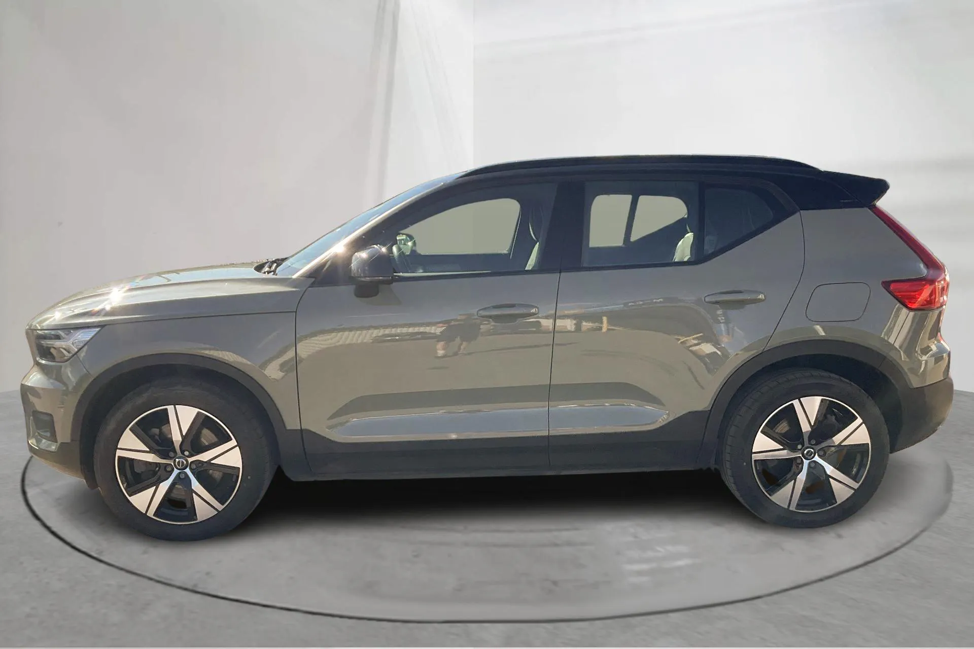 Presentationsfoto 2 av 21: Volvo XC40 P8 Recharge Twin AWD (408hk) - 7 212 mil - Automat - grön - 2021