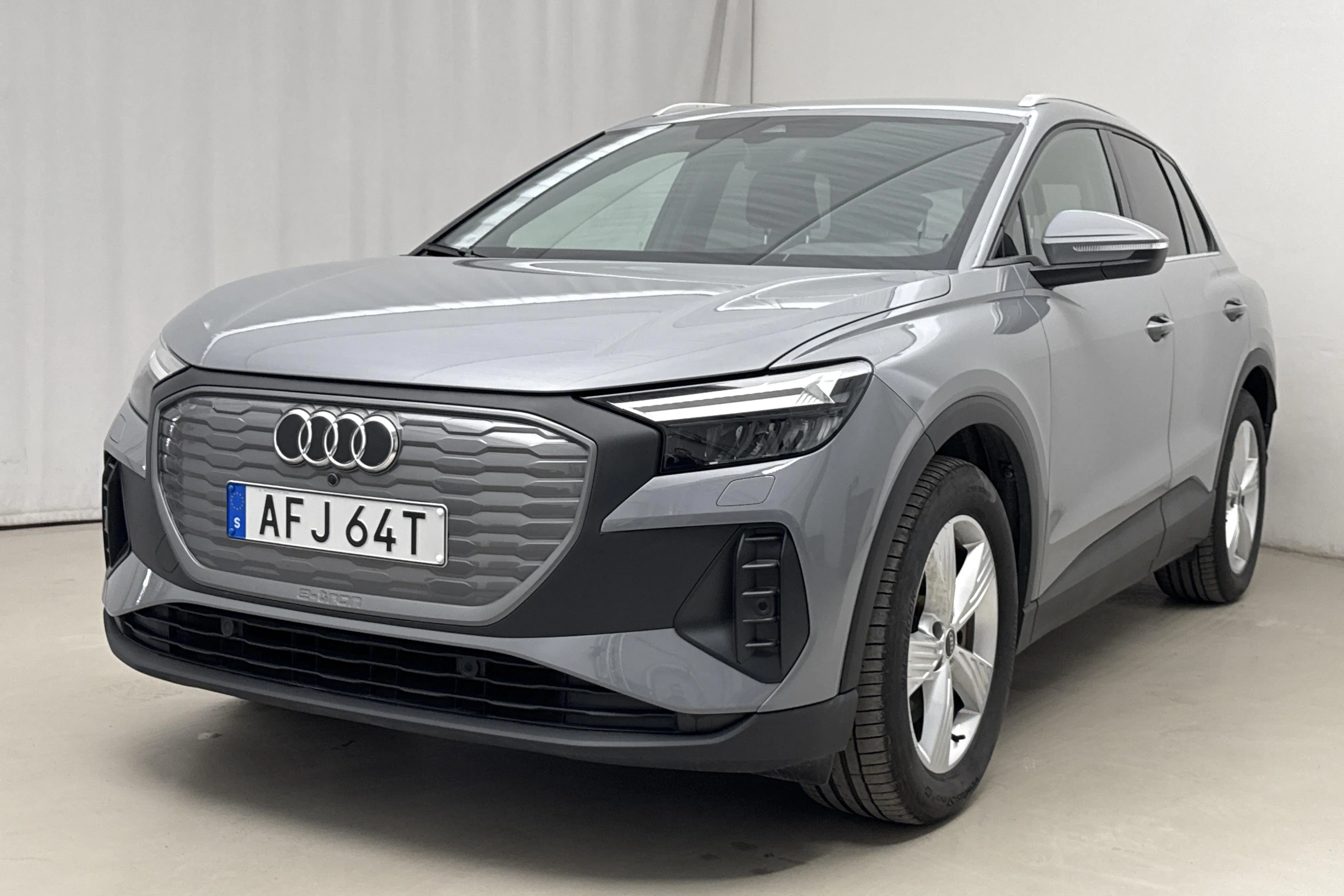 Presentationsfoto 1 av 22: Audi Q4 45 e-tron quattro 82kWh (286hk) - 3 269 mil - Automat - grå - 2025