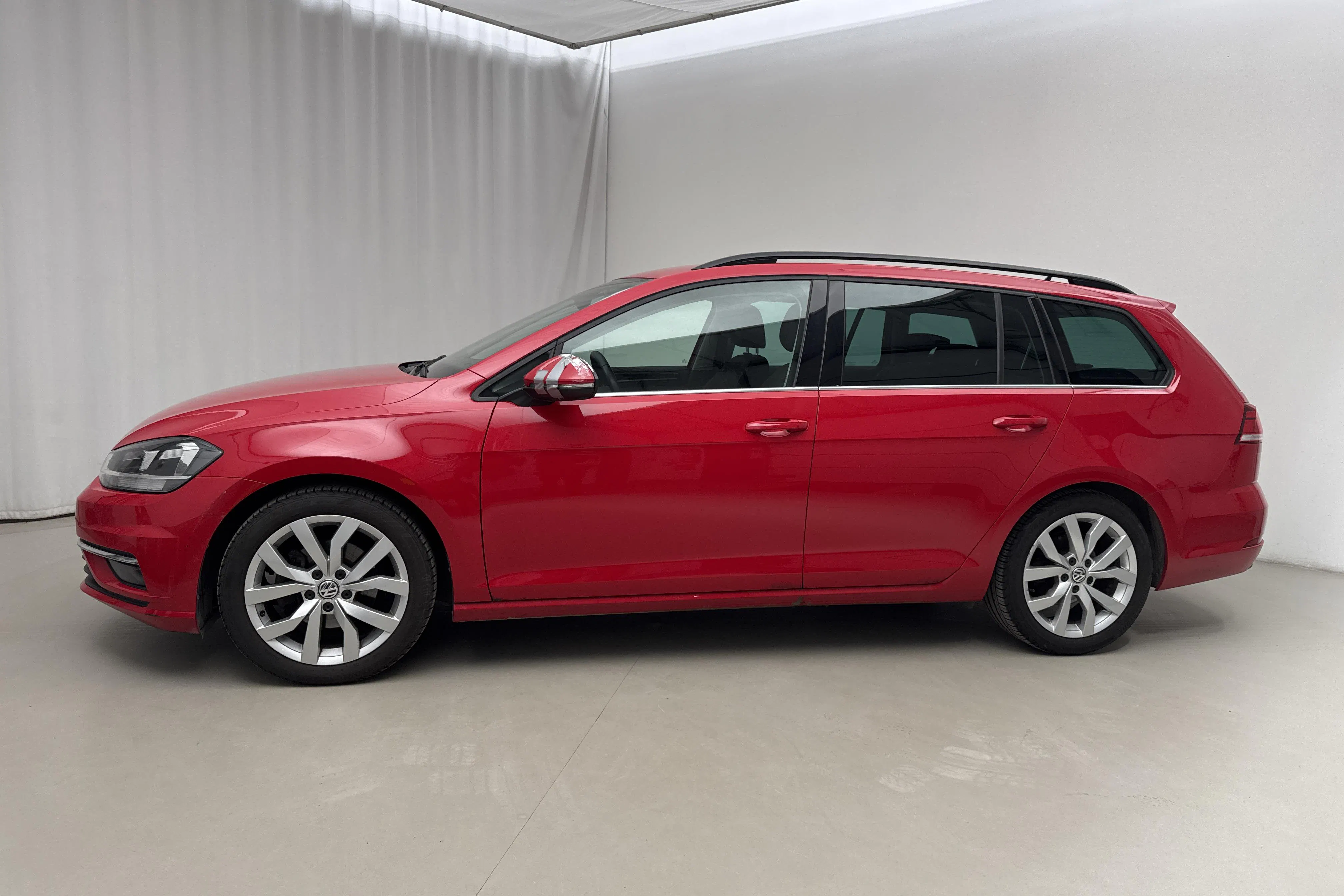 Presentationsfoto 2 av 19: VW Golf VII 1.4 TSI Sportscombi (150hk) - 2 387 mil - Manuell - röd - 2018