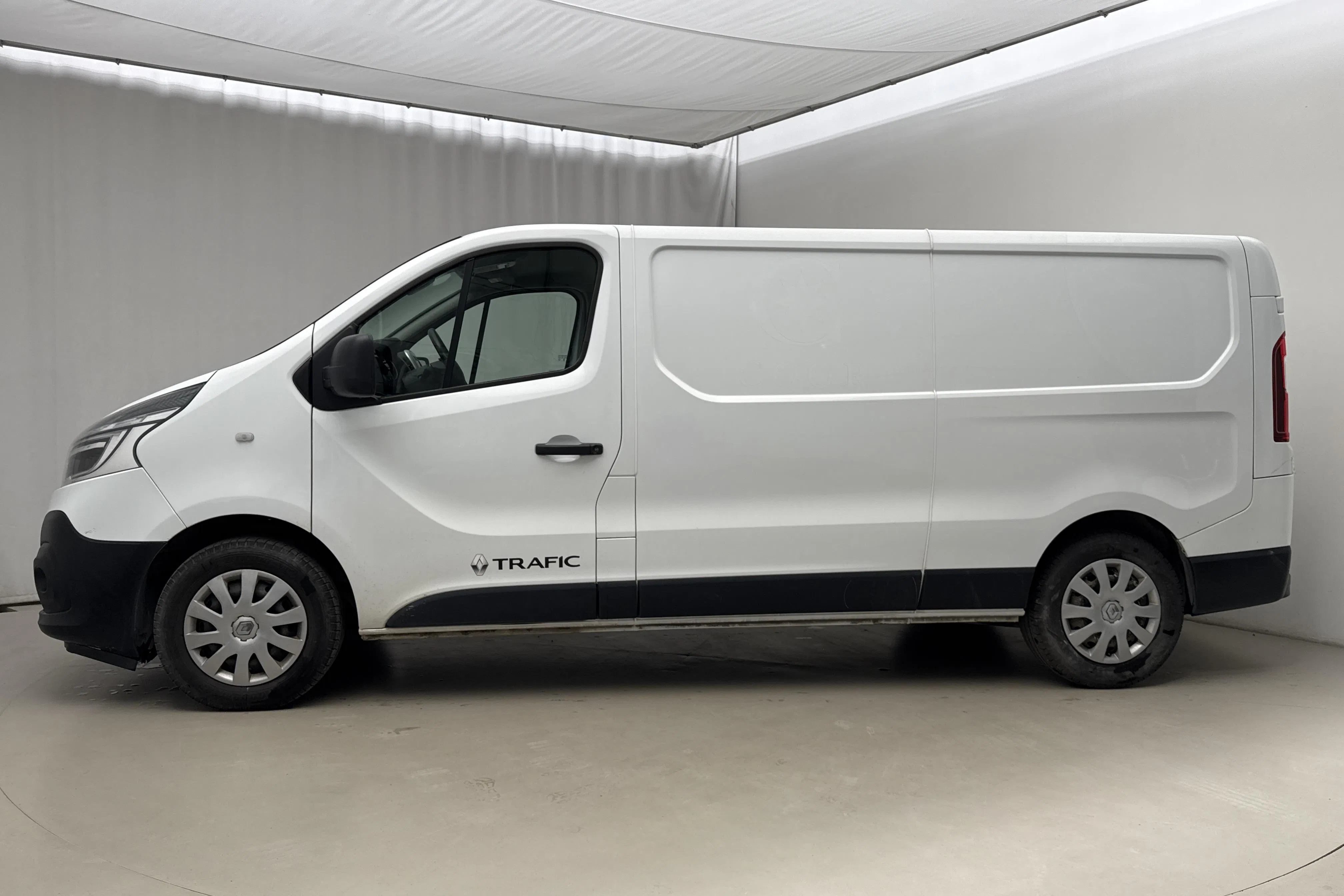 Presentationsfoto 2 av 18: Renault Trafic 2.0 dCi Skåp (145hk) - 8 302 mil - Automat - vit - 2020