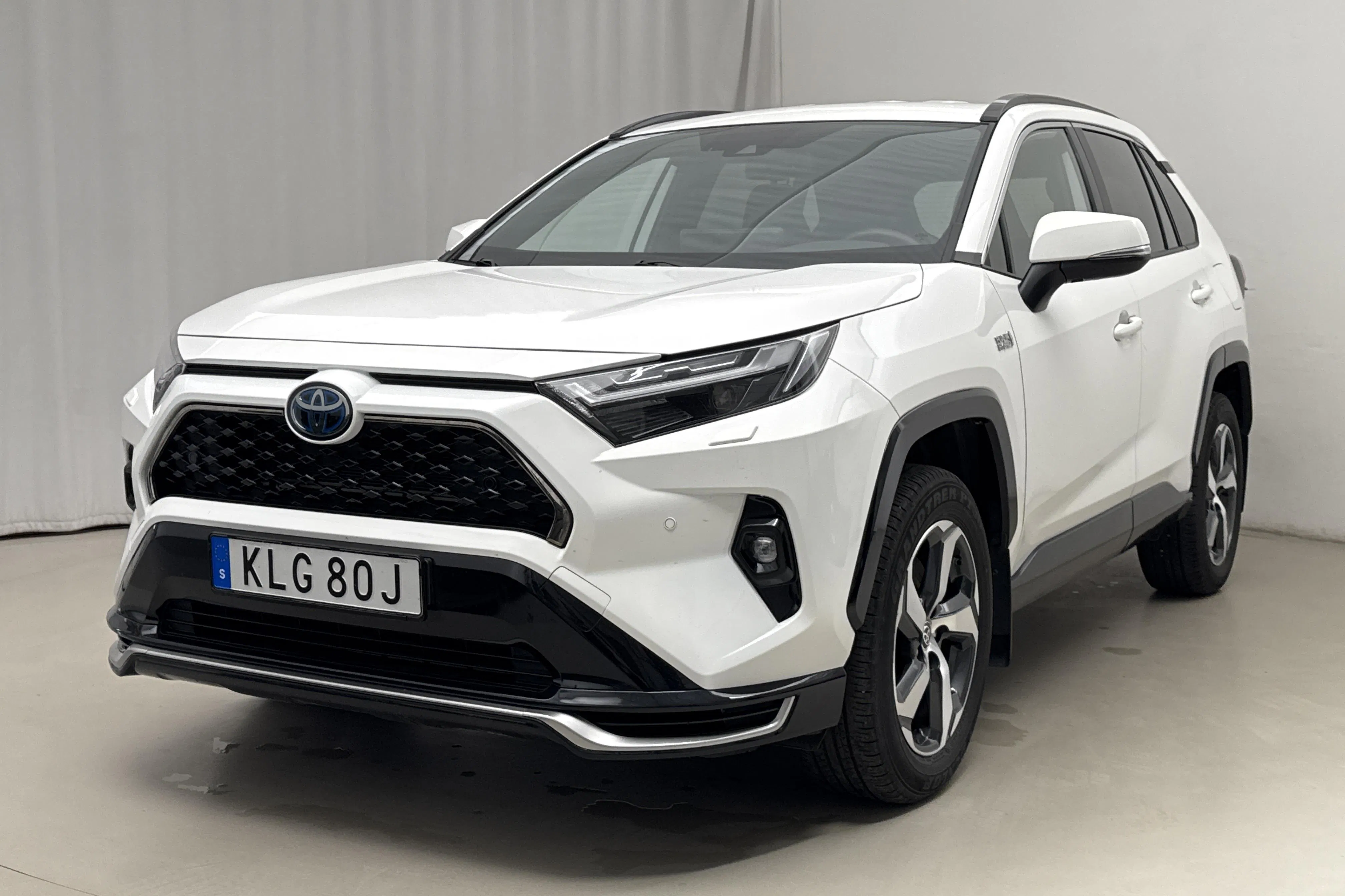 Presentationsfoto 1 av 20: Toyota RAV4 2.5 Plug-in Hybrid AWDi (306hk) - 9 125 mil - Automat - vit - 2023