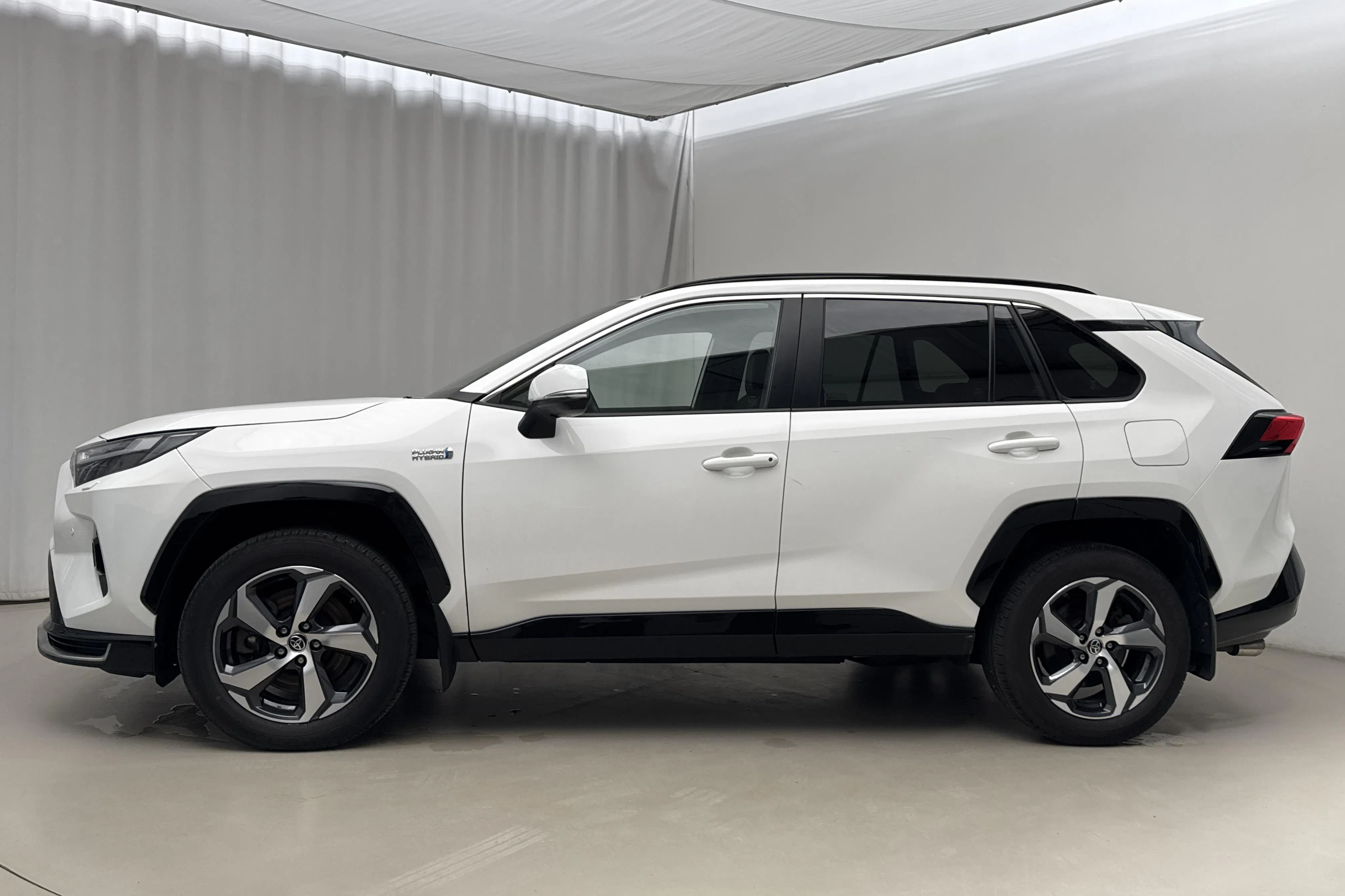 Presentationsfoto 2 av 20: Toyota RAV4 2.5 Plug-in Hybrid AWDi (306hk) - 9 125 mil - Automat - vit - 2023