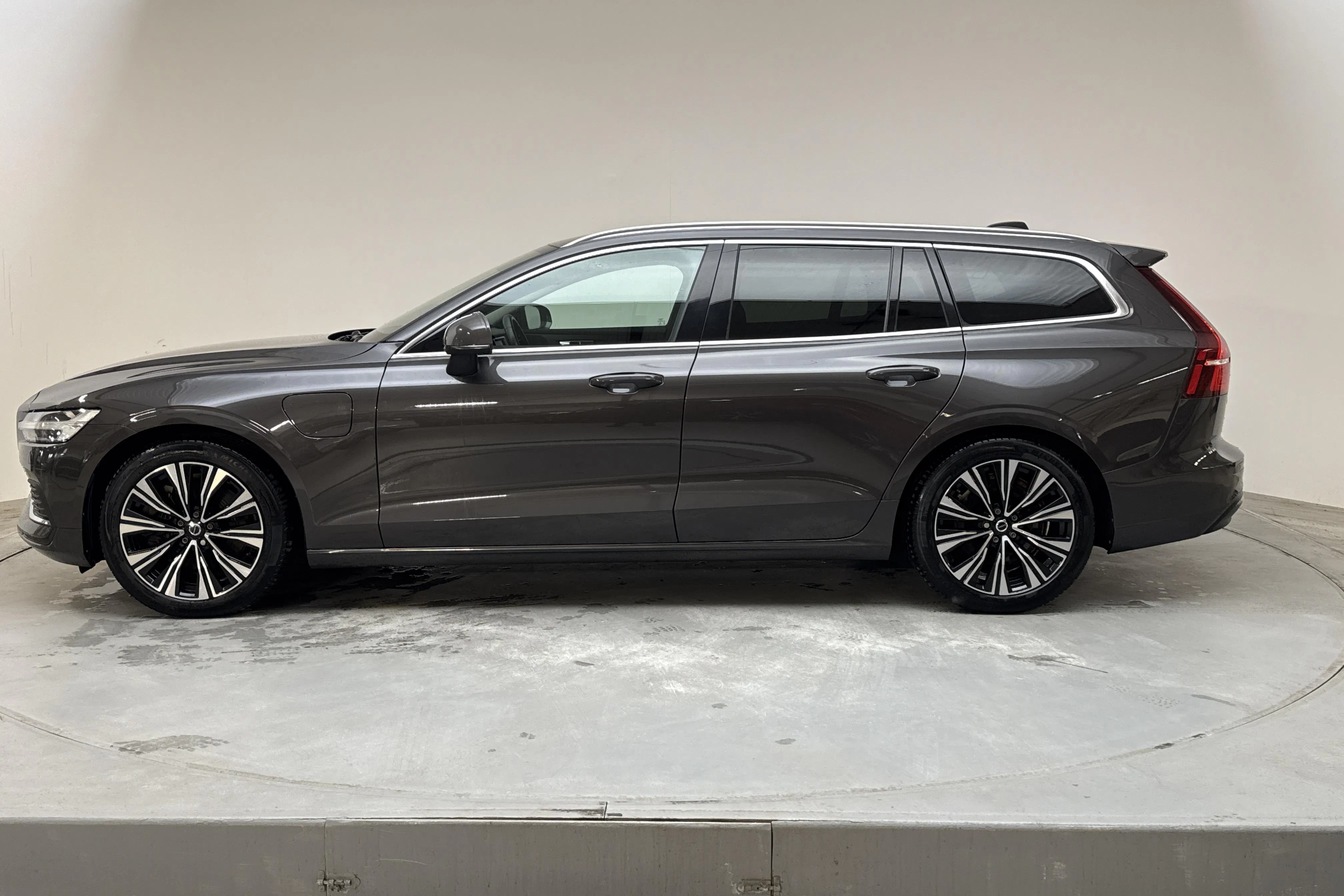 Presentation photo 2 of 18: Volvo V60 T6 AWD Recharge (350hk) - 138 880 km - Automatic - gray - 2023