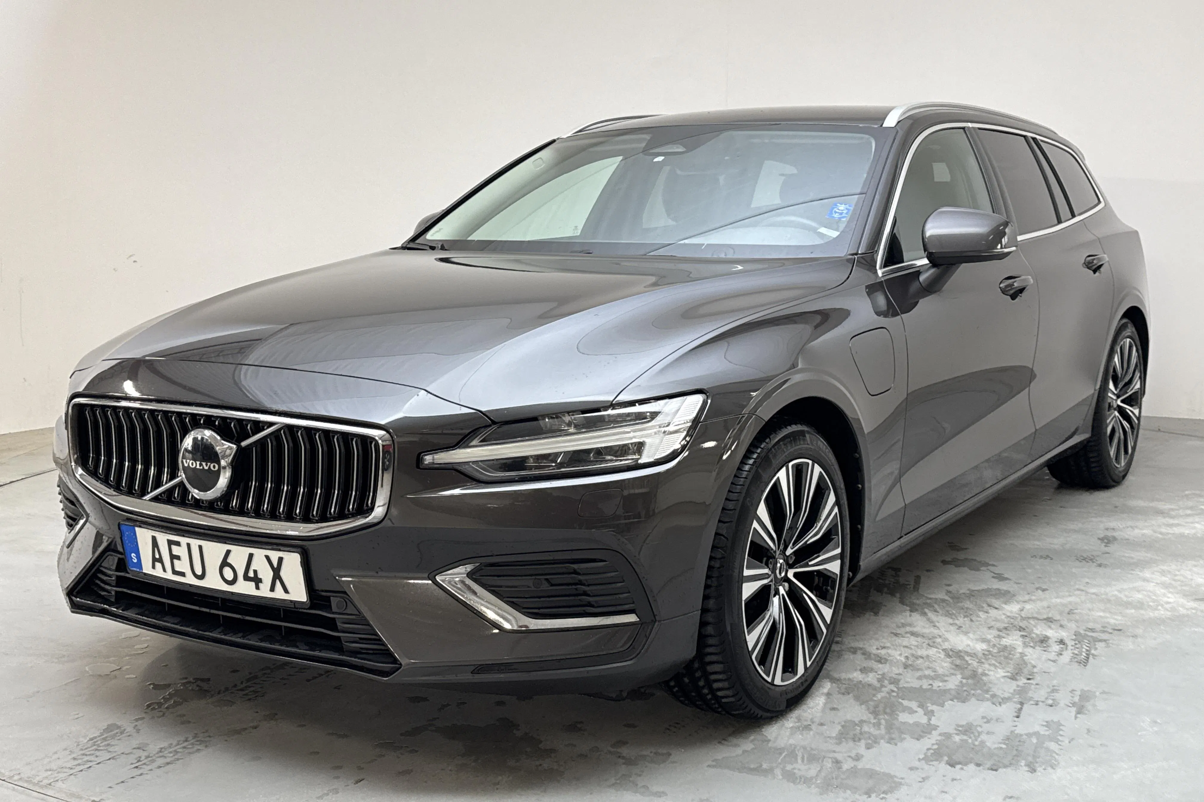 Presentation photo 1 of 18: Volvo V60 T6 AWD Recharge (350hk) - 138 880 km - Automatic - gray - 2023