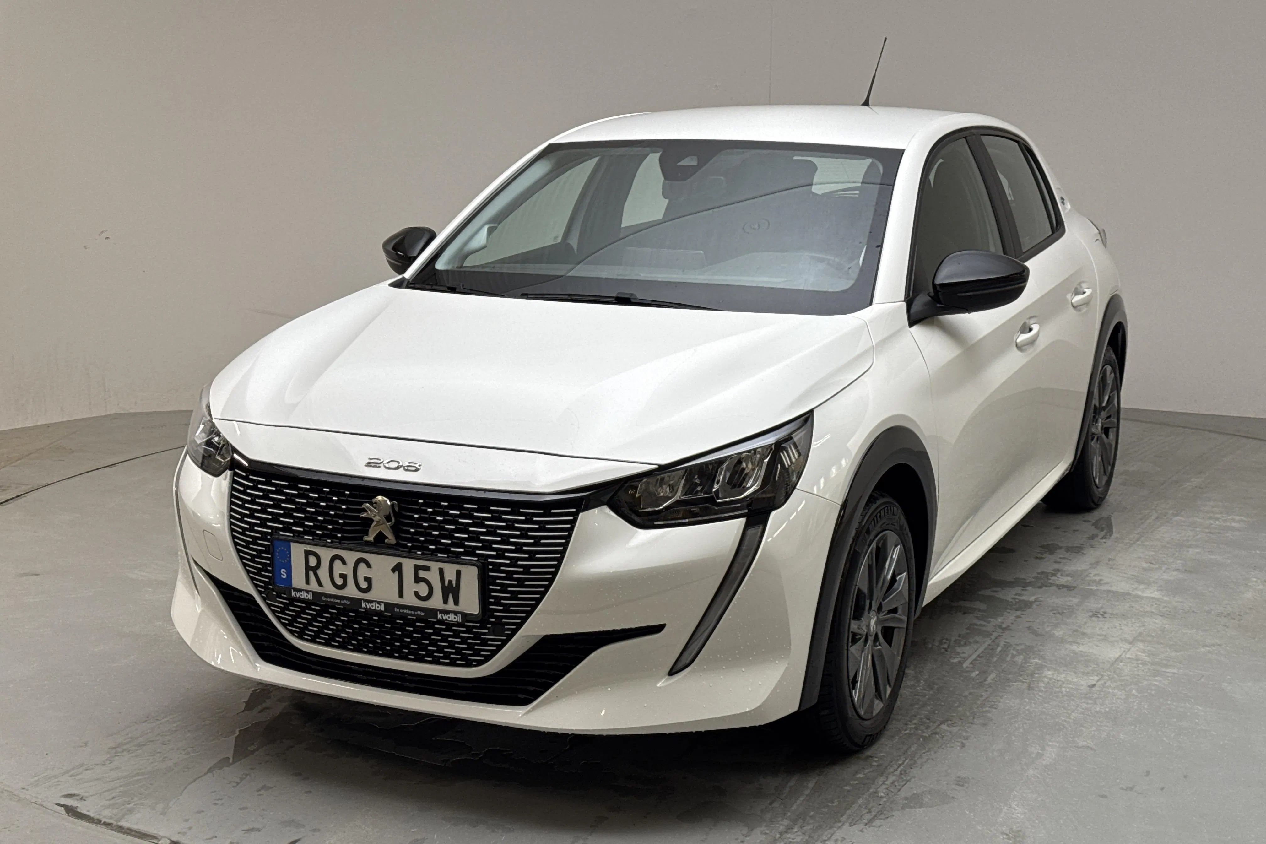 Presentation photo 1 of 12: Peugeot e-208 50kWh 5dr (136hk) - 23 470 km - Automatic - white - 2022