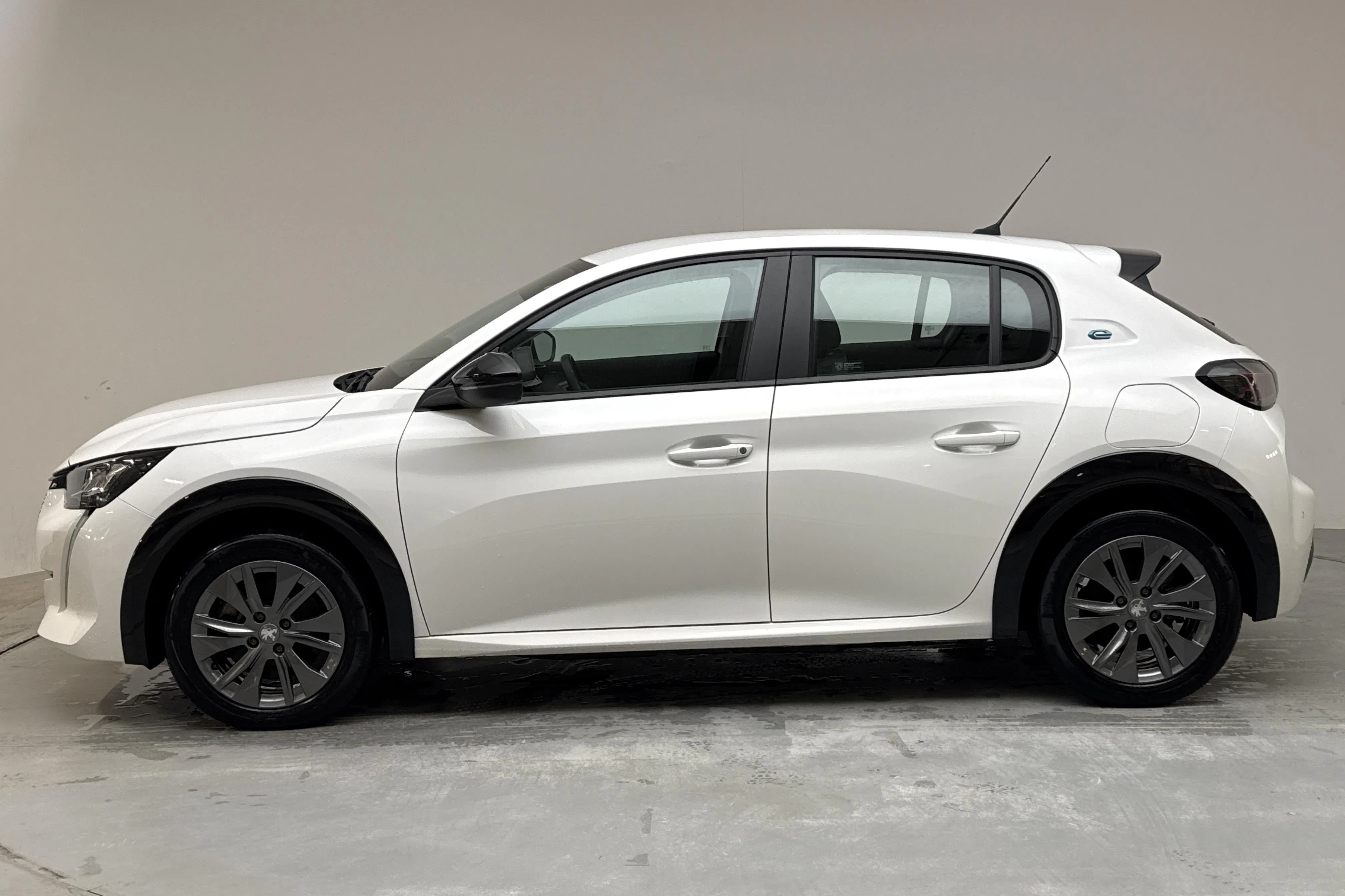 Presentation photo 2 of 12: Peugeot e-208 50kWh 5dr (136hk) - 23 470 km - Automatic - white - 2022