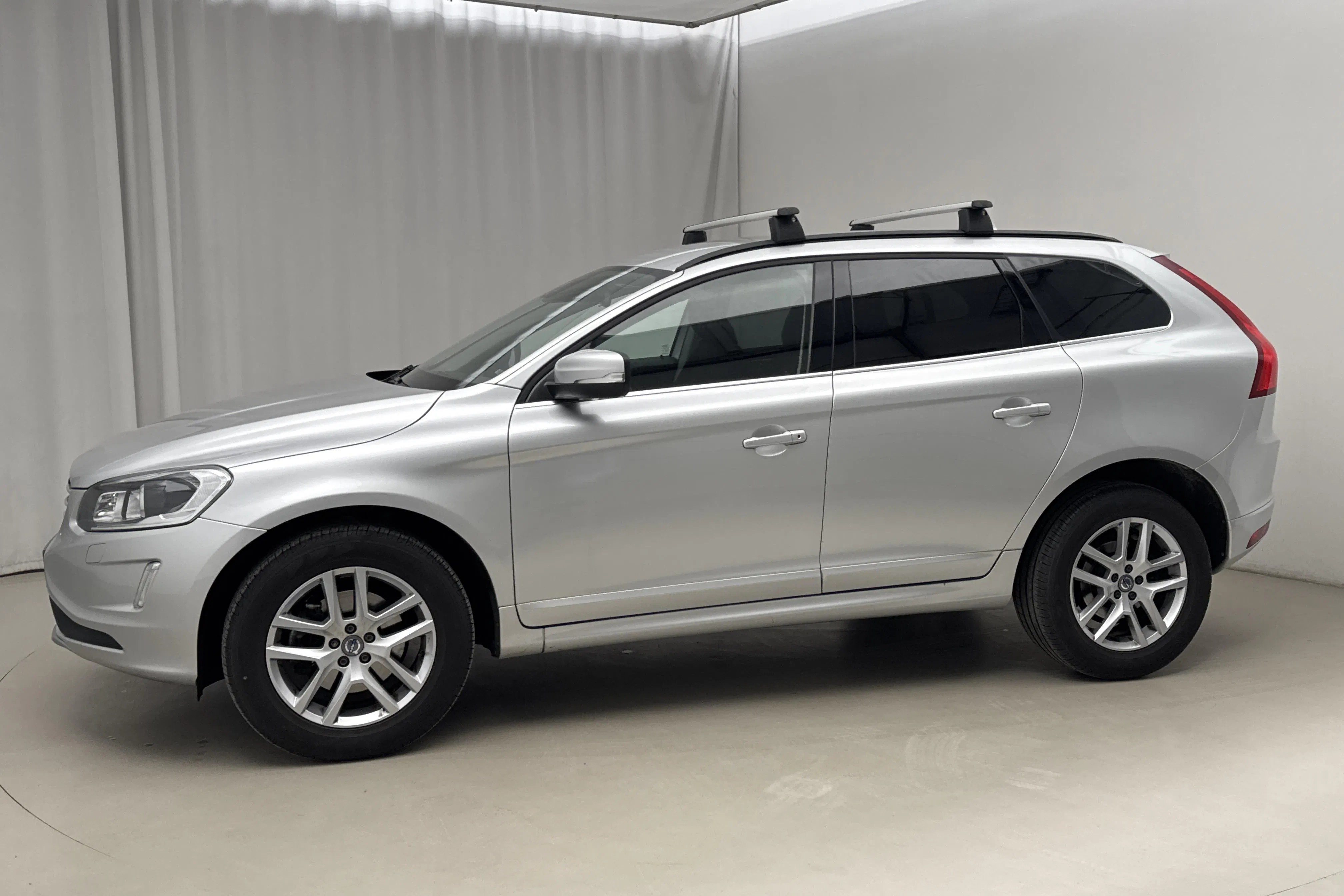 Presentationsfoto 2 av 15: Volvo XC60 D3 2WD (150hk) - 6 723 mil - Manuell - silver - 2017
