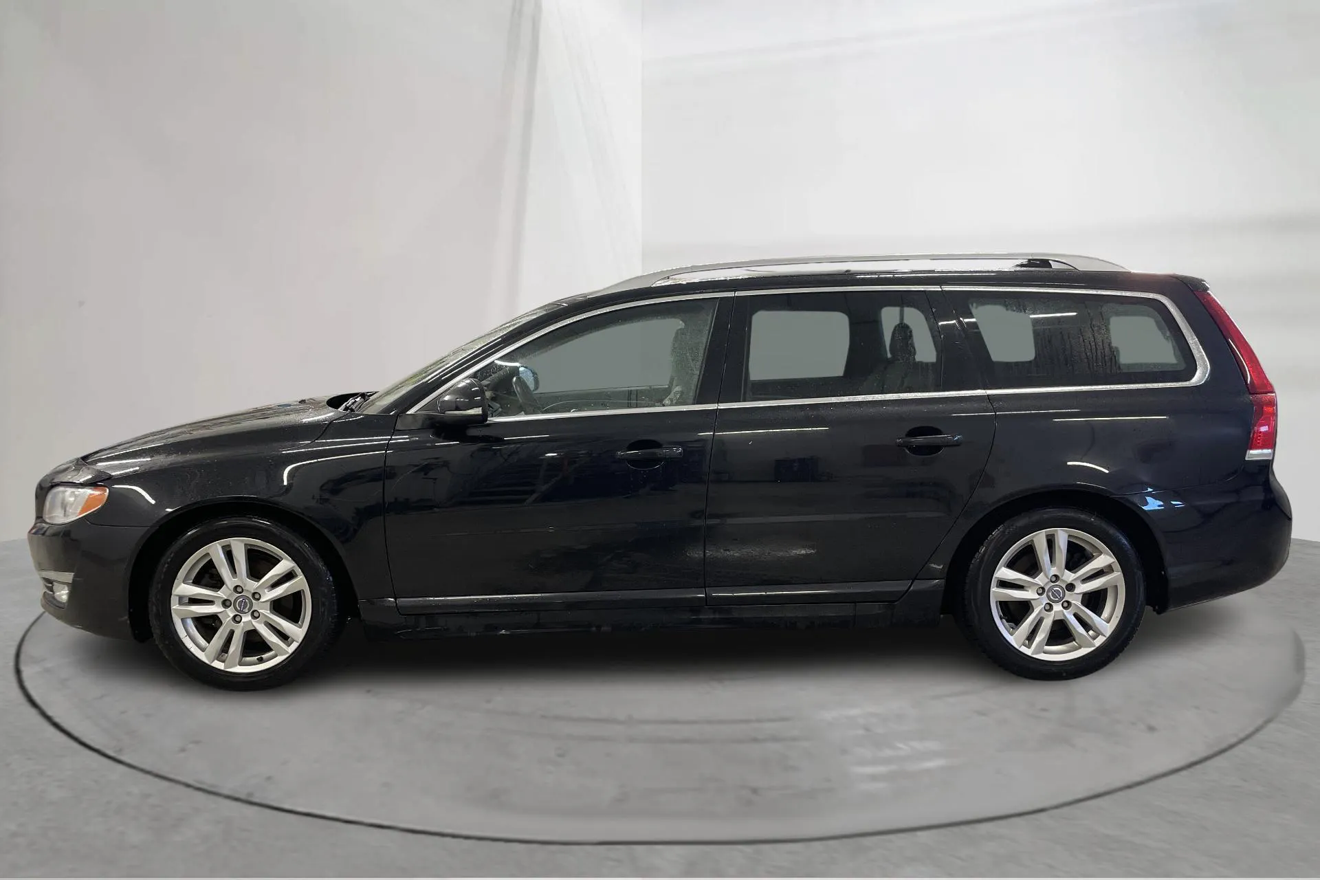 Presentationsfoto 2 av 15: Volvo V70 II D4 (181hk) - 19 503 mil - Automat - svart - 2014