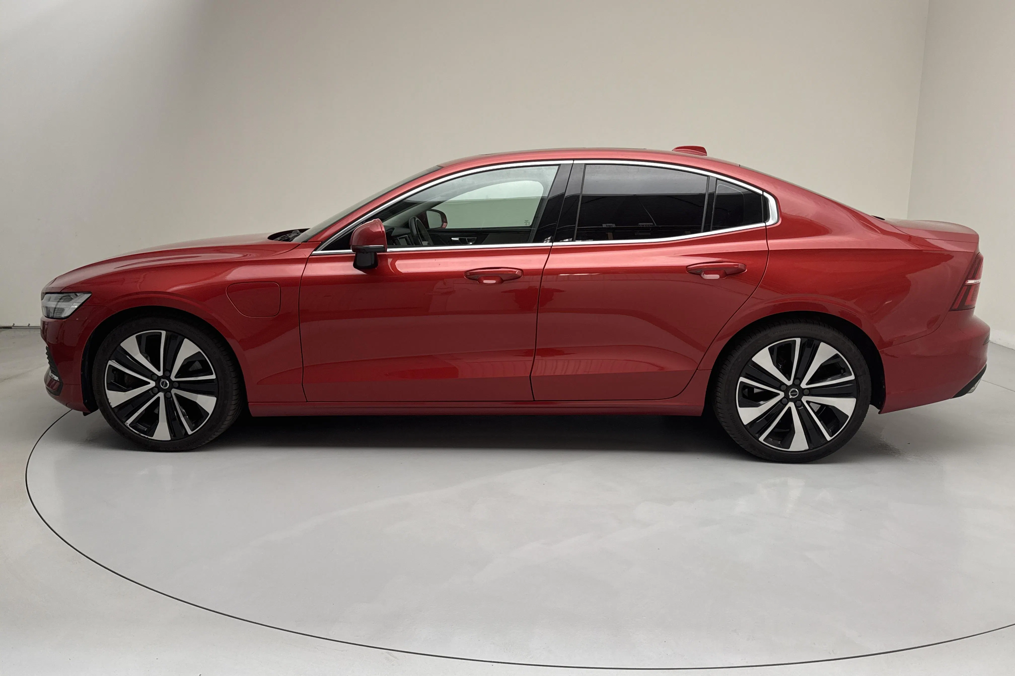 Presentationsfoto 2 av 21: Volvo S60 T8 AWD Twin Engine (390hk) - 8 264 mil - Automat - röd - 2021