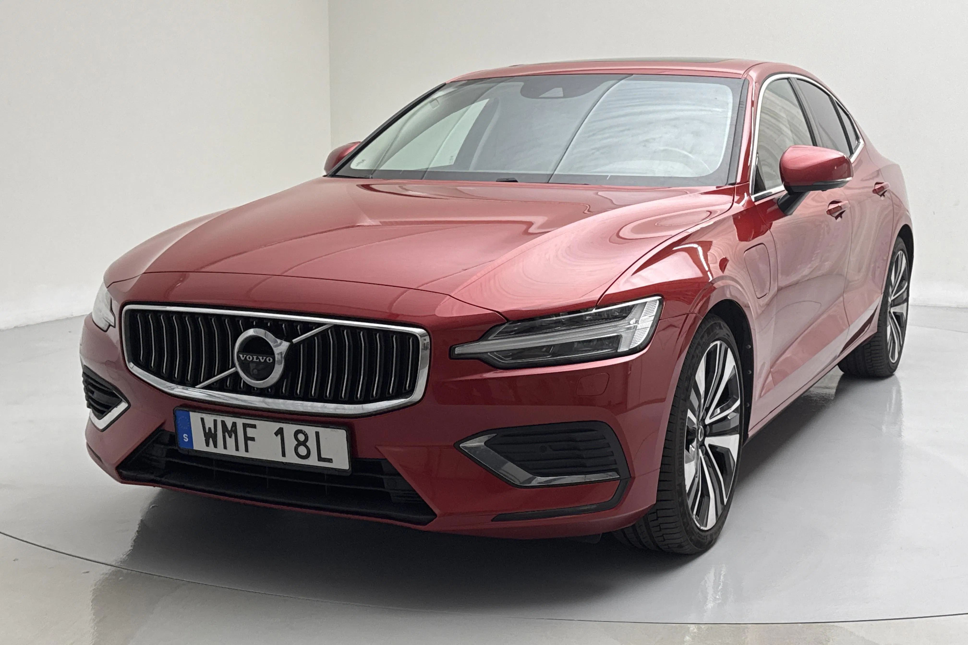 Presentationsfoto 1 av 21: Volvo S60 T8 AWD Twin Engine (390hk) - 8 264 mil - Automat - röd - 2021