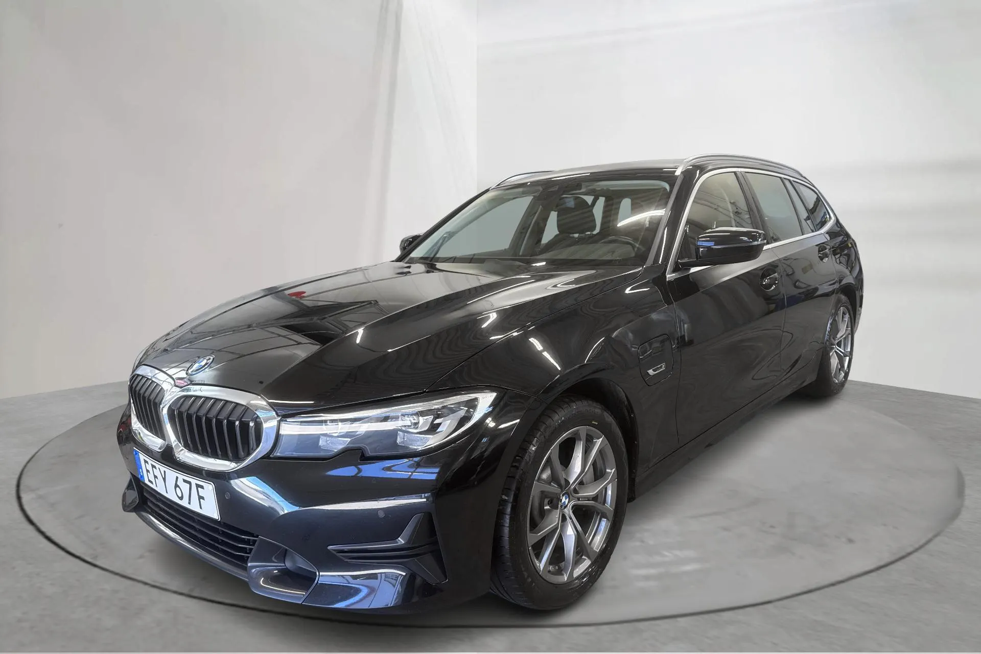Presentationsfoto 1 av 17: BMW 330e Touring, G21 (292hk) - 8 786 mil - Automat - svart - 2022