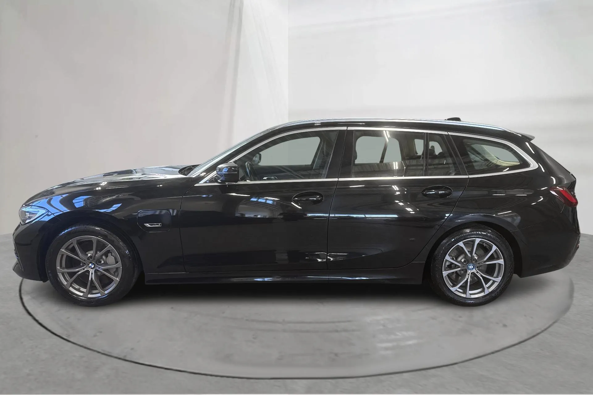 Presentationsfoto 2 av 17: BMW 330e Touring, G21 (292hk) - 8 786 mil - Automat - svart - 2022