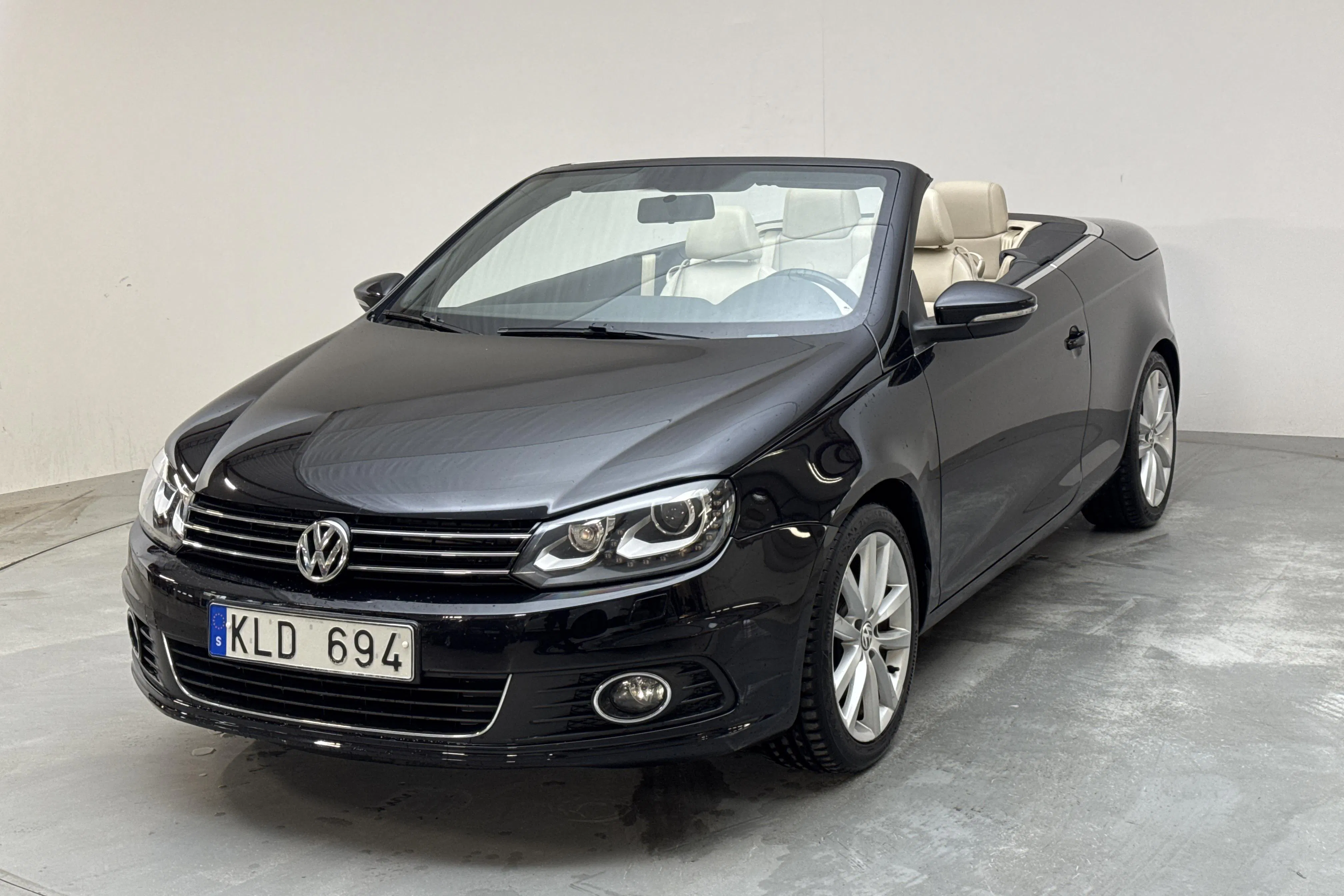 Presentationsfoto 1 av 17: VW Eos 1.4 TFSI Cabriolet (160hk) - 16 137 mil - Manuell - svart - 2012