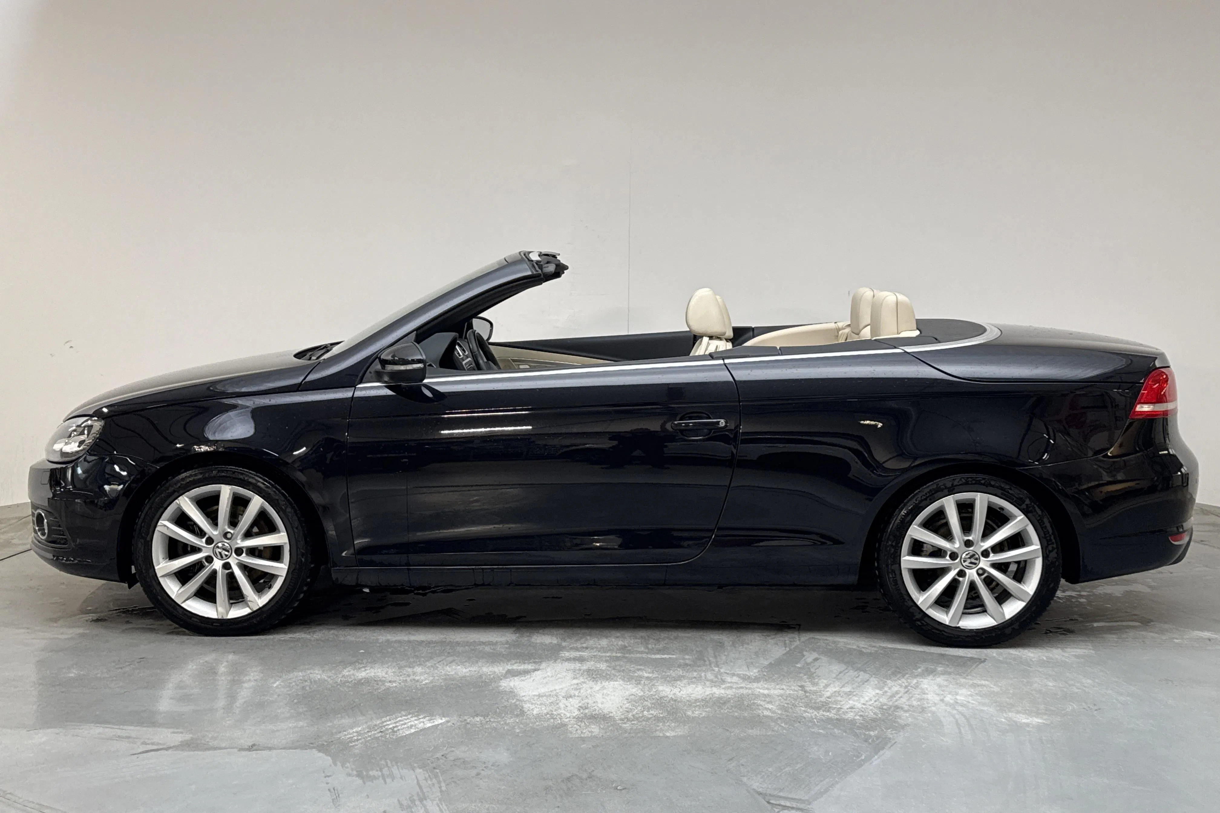 Presentationsfoto 2 av 17: VW Eos 1.4 TFSI Cabriolet (160hk) - 16 137 mil - Manuell - svart - 2012