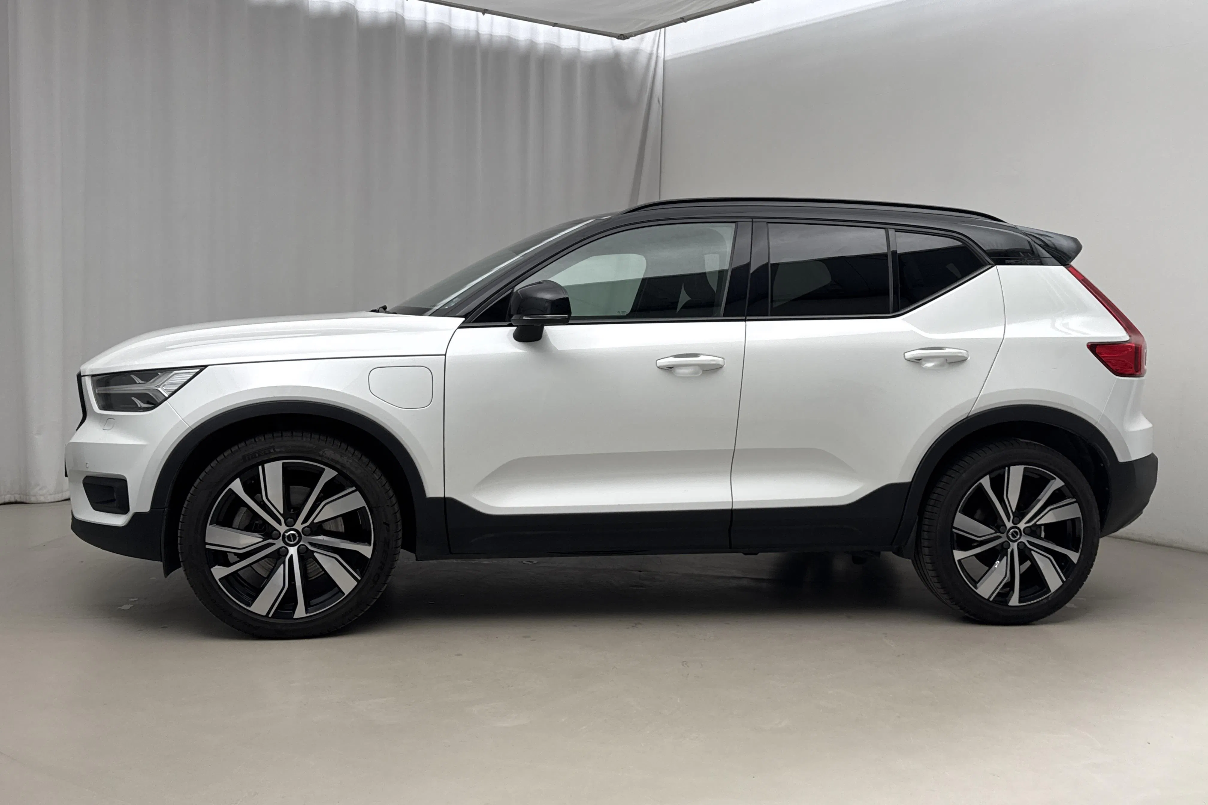 Presentationsfoto 2 av 25: Volvo XC40 T4 2WD Twin Engine (211hk) - 9 692 mil - Automat - vit - 2022