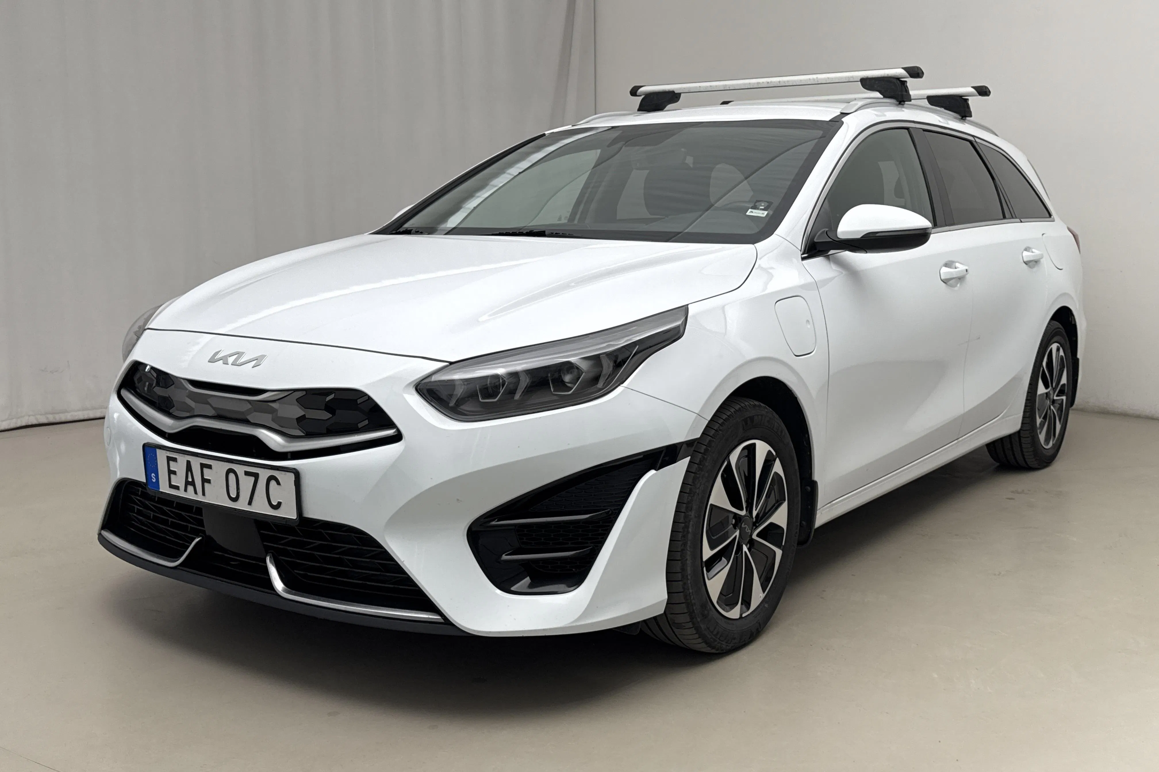 Presentation photo 1 of 22: KIA Ceed 1.6 Plug-in Hybrid SW (141hk) - 136 810 km - Automatic - white - 2023