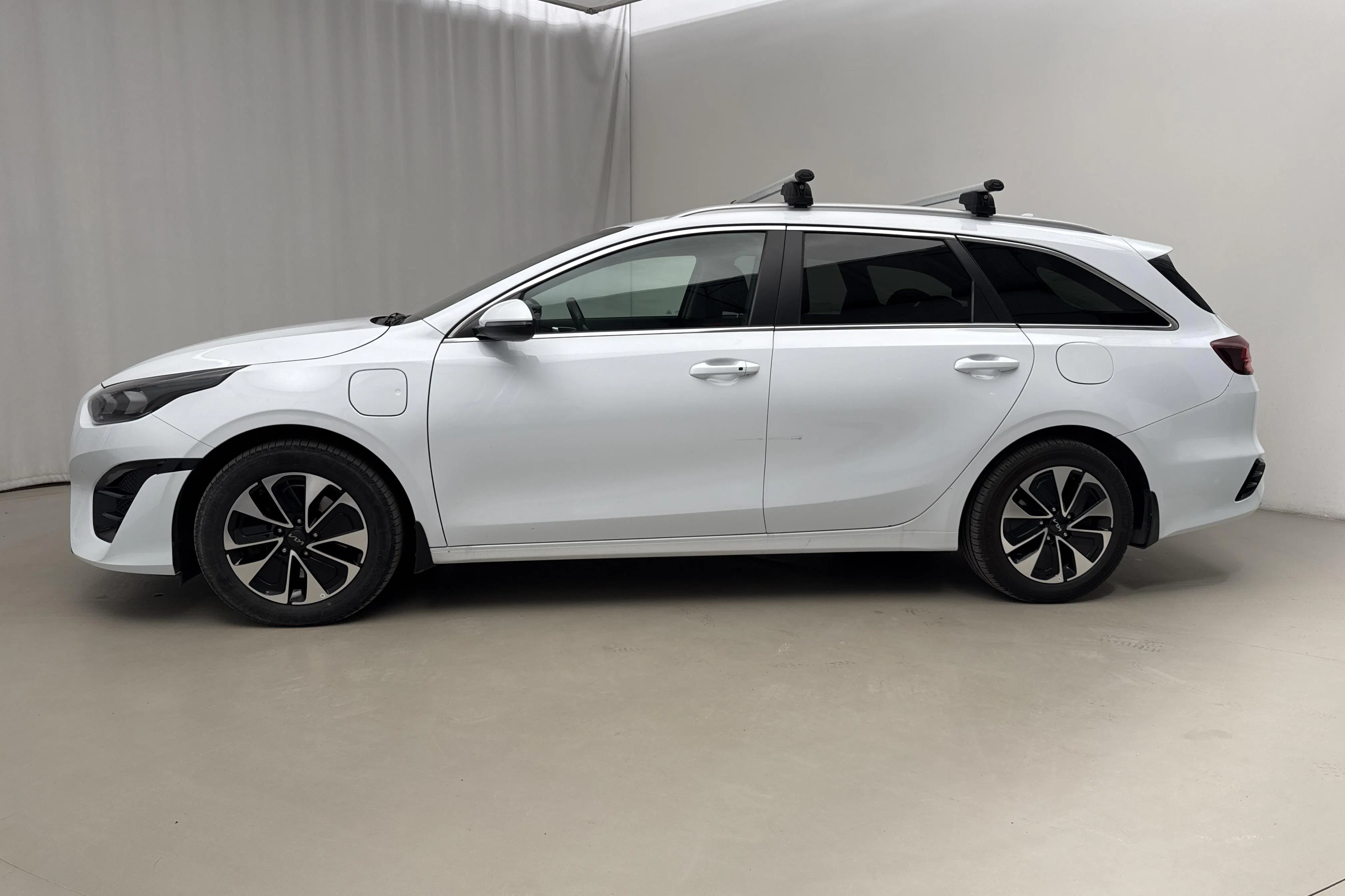 Presentation photo 2 of 22: KIA Ceed 1.6 Plug-in Hybrid SW (141hk) - 136 810 km - Automatic - white - 2023