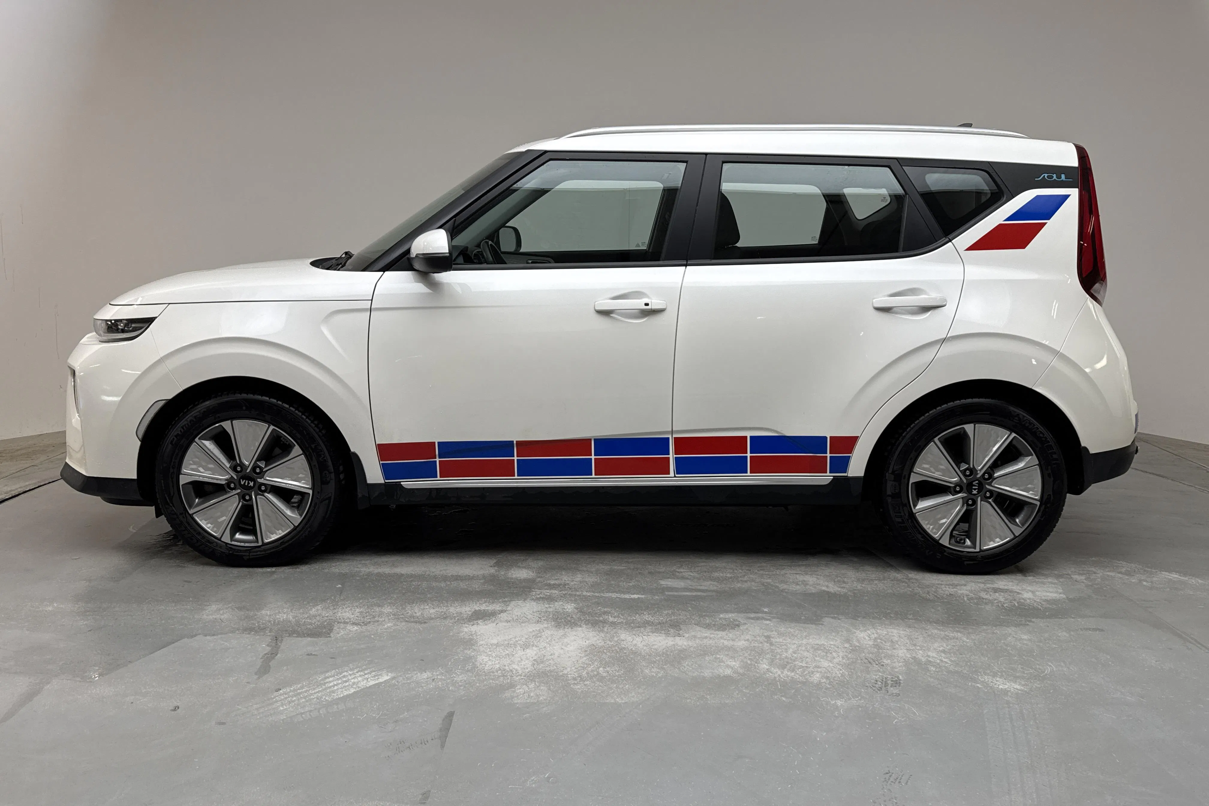 Presentationsfoto 2 av 16: KIA e-Soul Mid Range 39.2kWh (136hk) - 8 727 mil - Automat - vit - 2021
