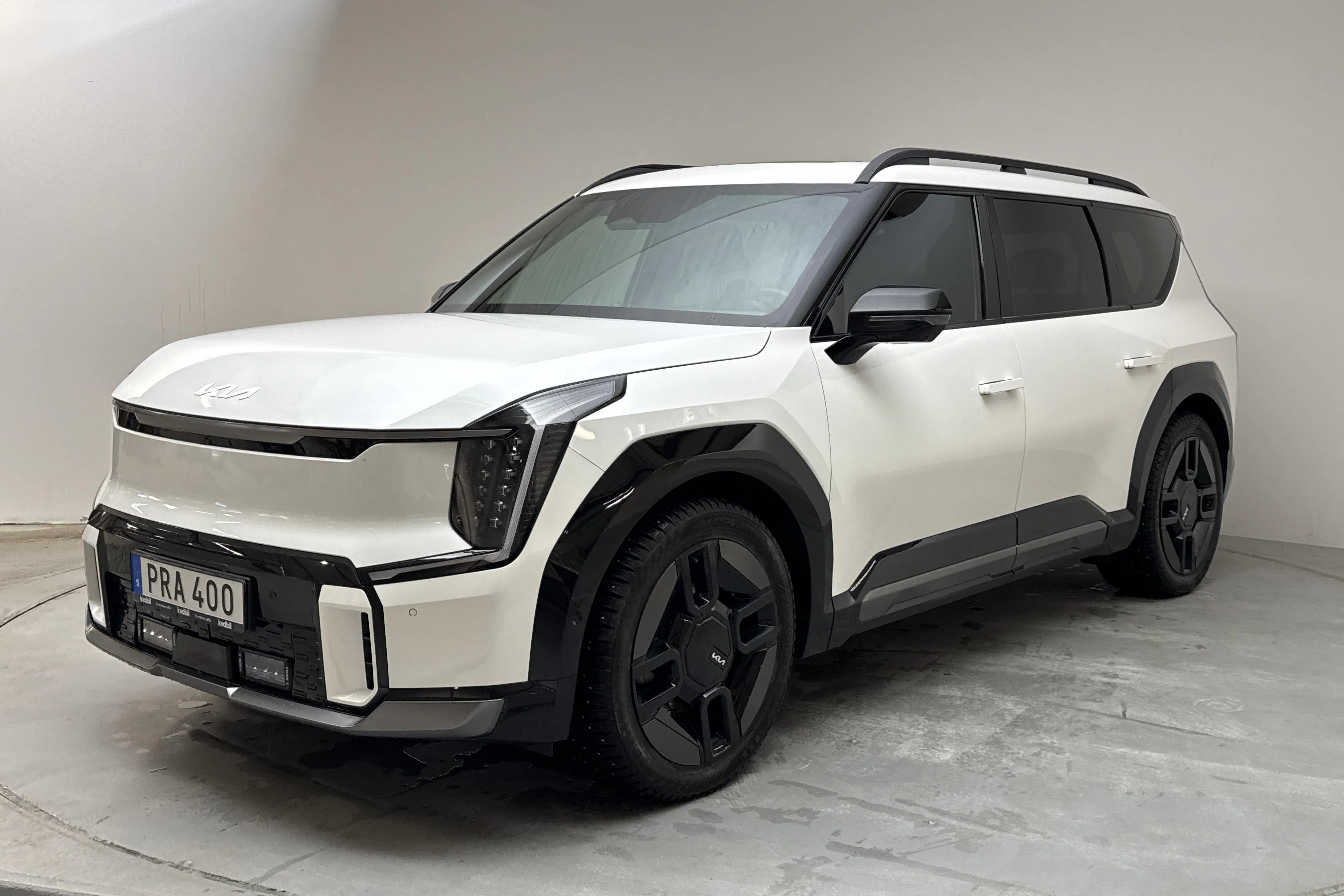 Presentationsfoto 1 av 23: KIA EV9 AWD (384hk) - 6 615 mil - Automat - vit - 2024