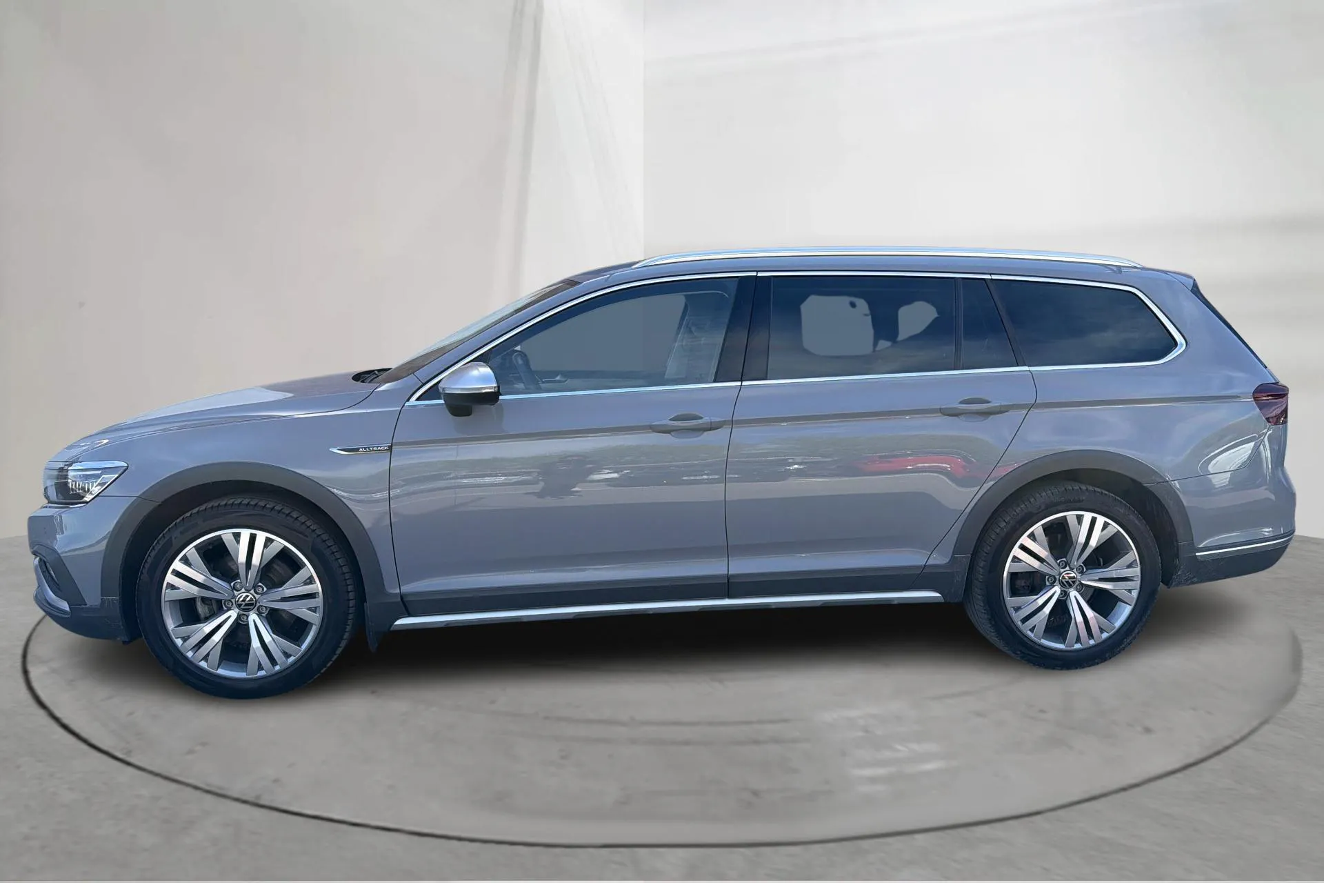 Præsentationsfoto 2 af 19: VW Passat Alltrack 2.0 TDI Sportscombi 4Motion (200hk) - 134 060 kilometer - Salgsautomat - grå - 2023