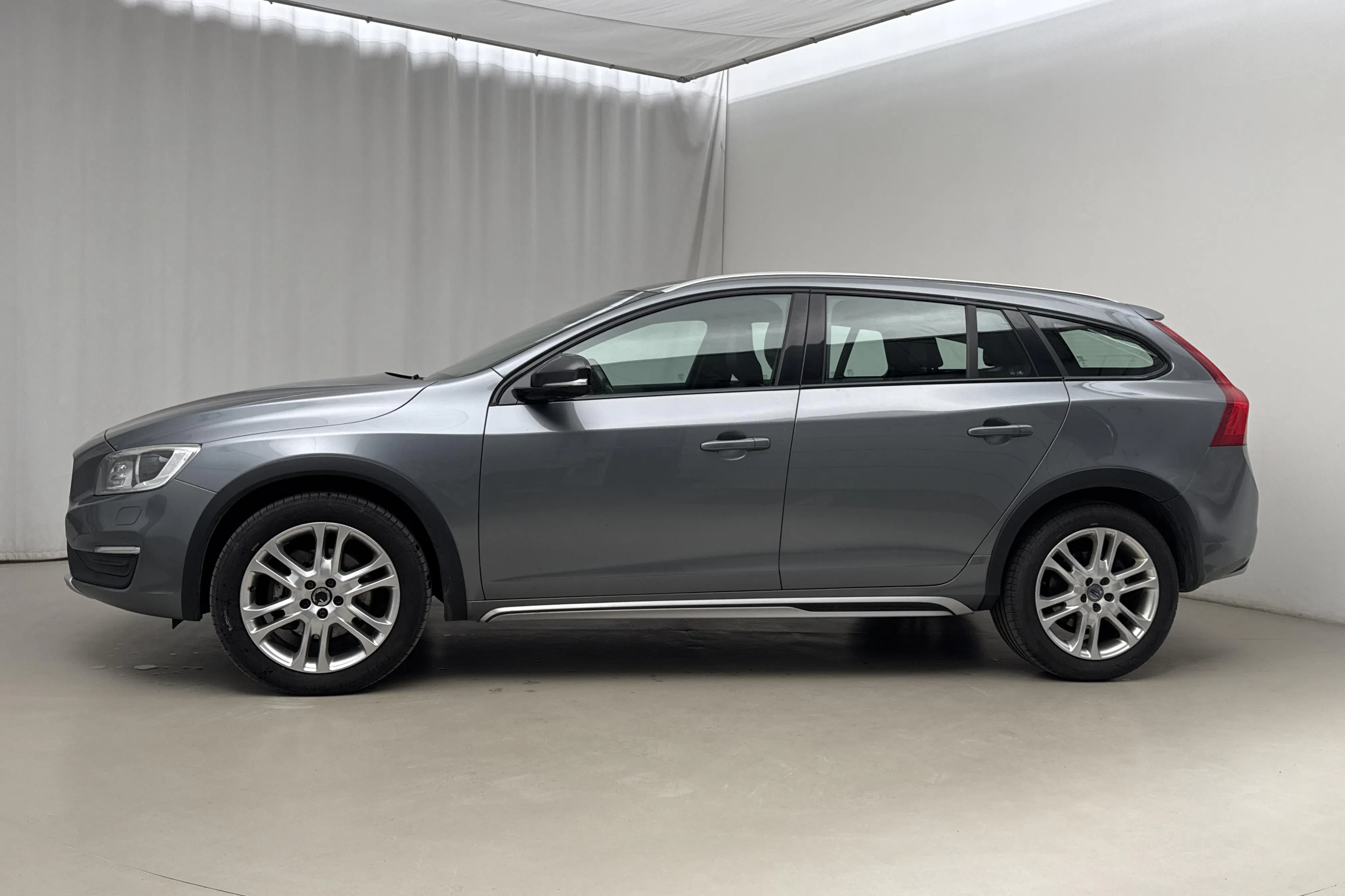 Presentationsfoto 2 av 20: Volvo V60 D4 Cross Country AWD (190hk) - 16 752 mil - Automat - grå - 2017