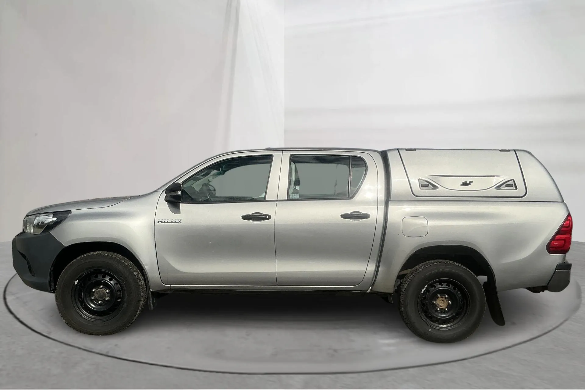 Presentationsfoto 2 av 13: Toyota Hilux 2.4 D 4WD (150hk) - 16 564 mil - Manuell - silver - 2016