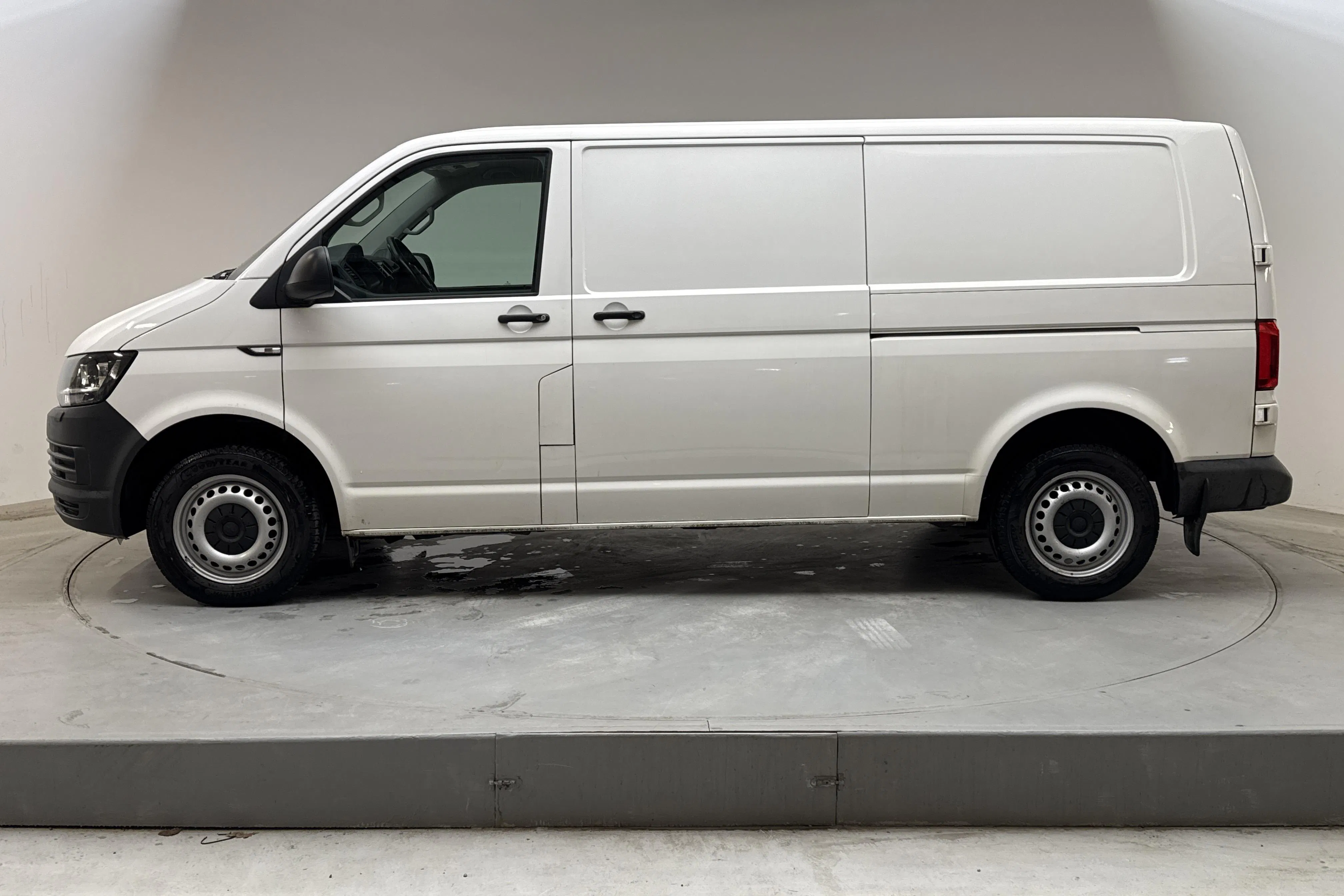 Presentationsfoto 2 av 11: VW Transporter T6 2.0 TDI BMT Skåp (150hk) - 15 440 mil - Automat - vit - 2019