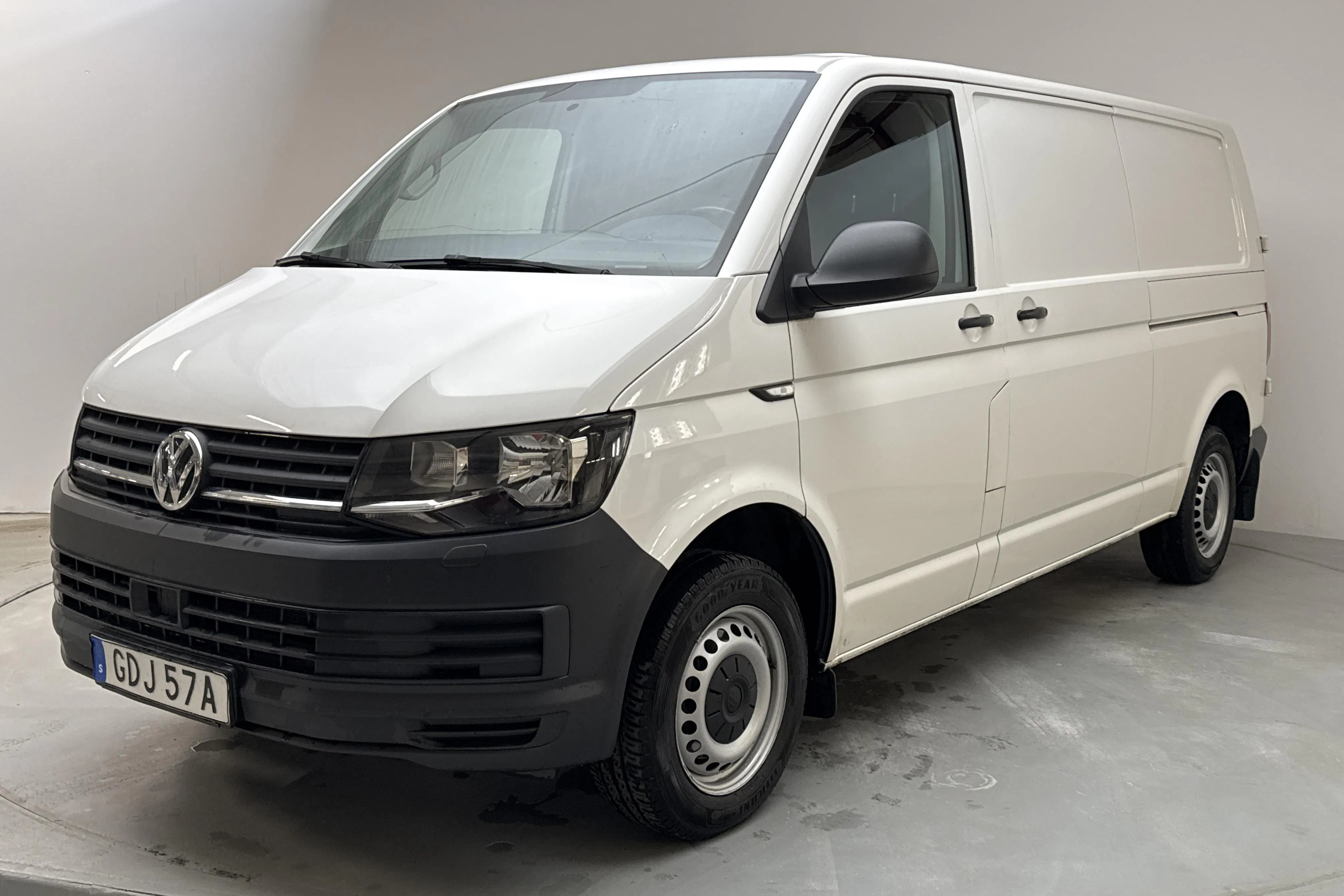 Presentationsfoto 1 av 11: VW Transporter T6 2.0 TDI BMT Skåp (150hk) - 15 440 mil - Automat - vit - 2019