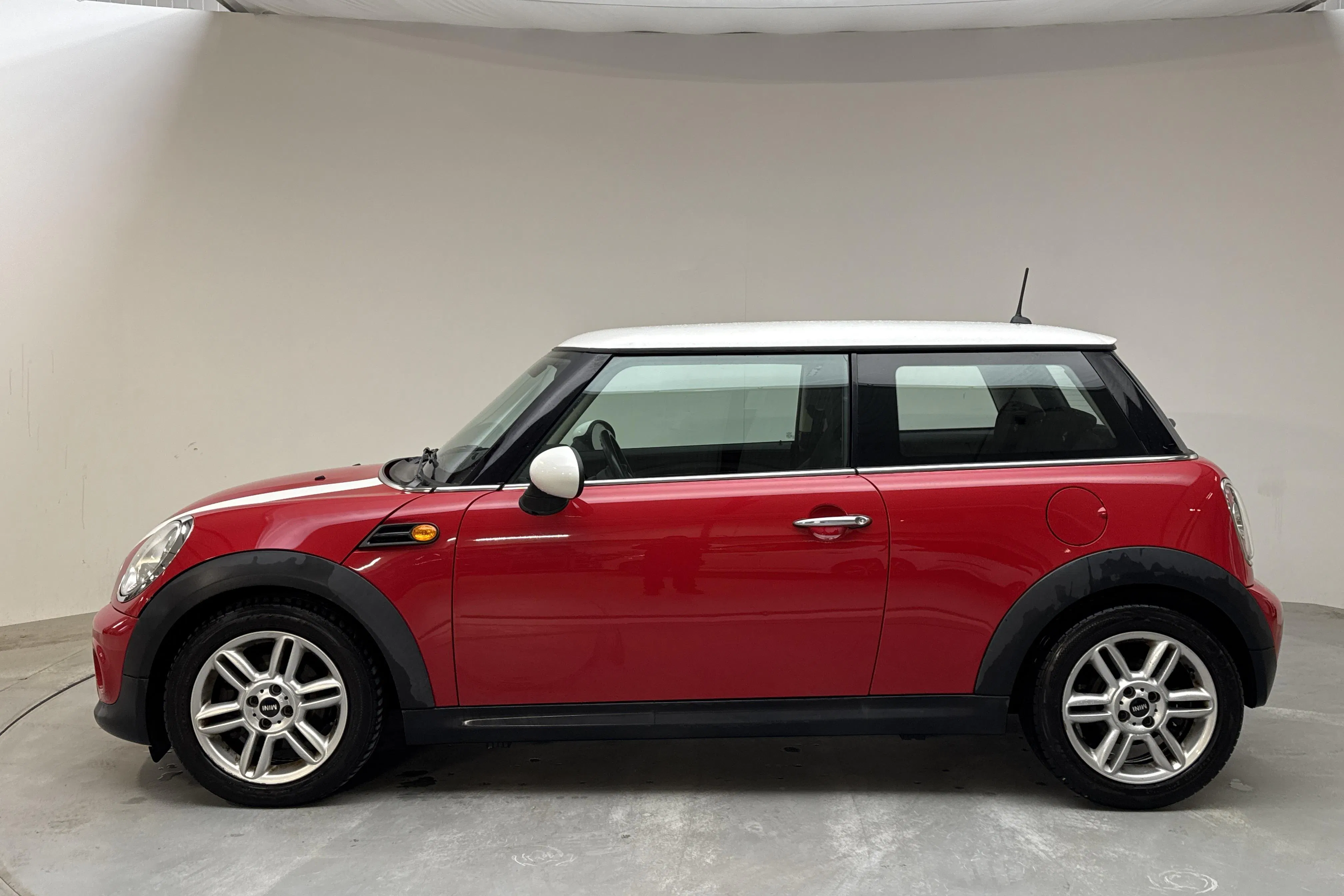 Presentationsfoto 2 av 12: MINI Cooper D 2.0 (112hk) - 16 521 mil - Automat - röd - 2013