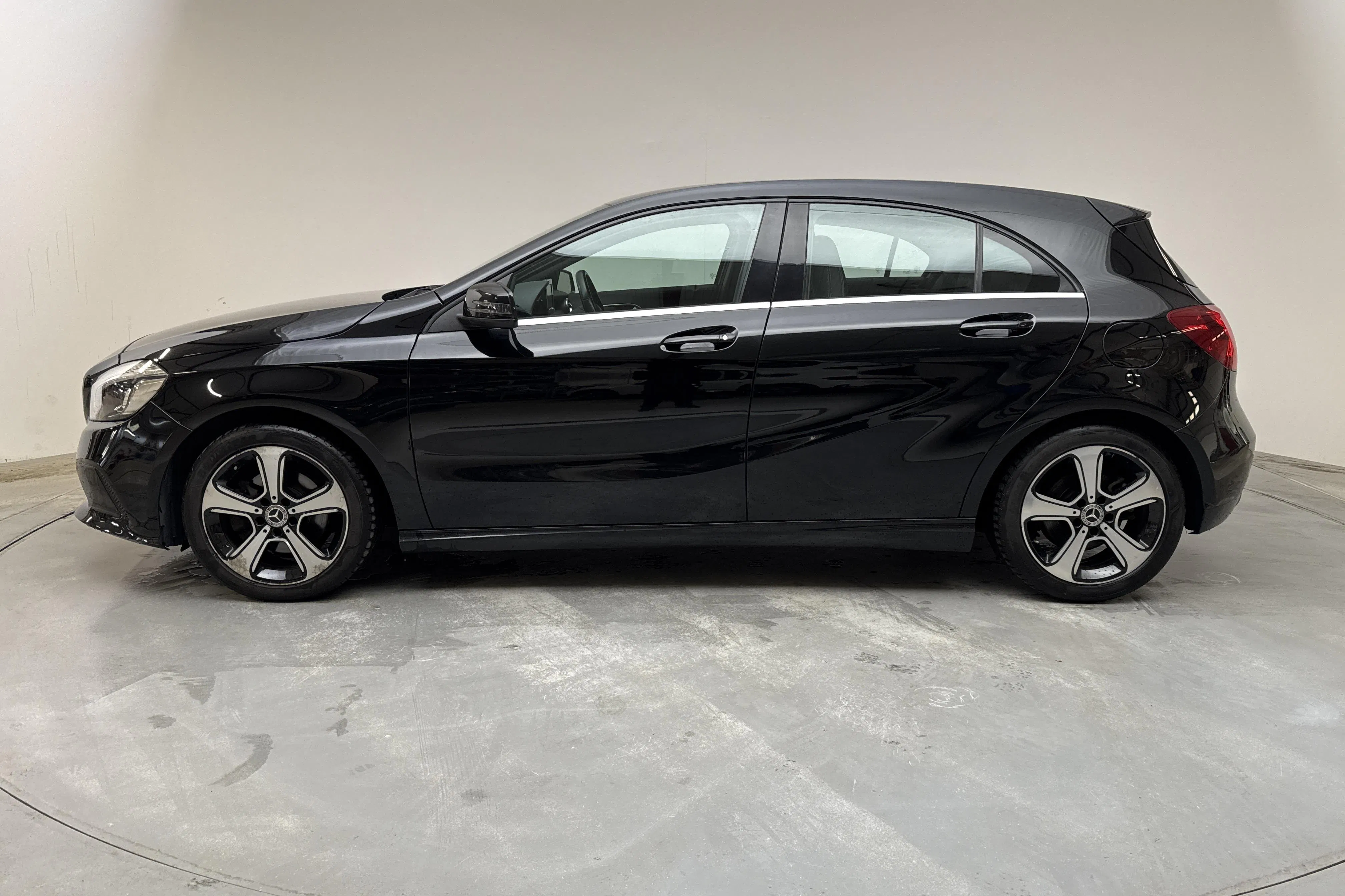 Presentationsfoto 2 av 12: Mercedes A 180 5dr W176 (122hk) - 10 607 mil - Manuell - svart - 2017