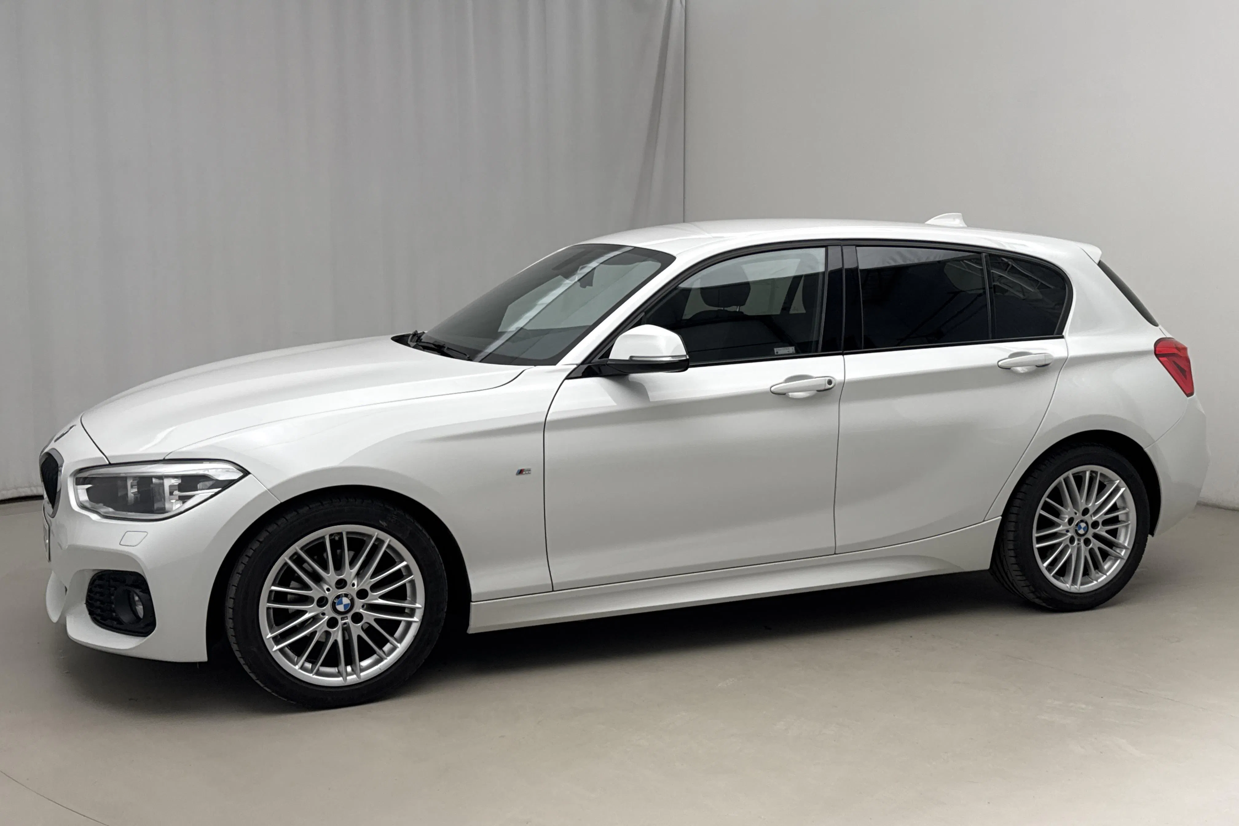 Presentationsfoto 2 av 16: BMW 118i 5dr, F20 (136hk) - 9 503 mil - Automat - vit - 2019