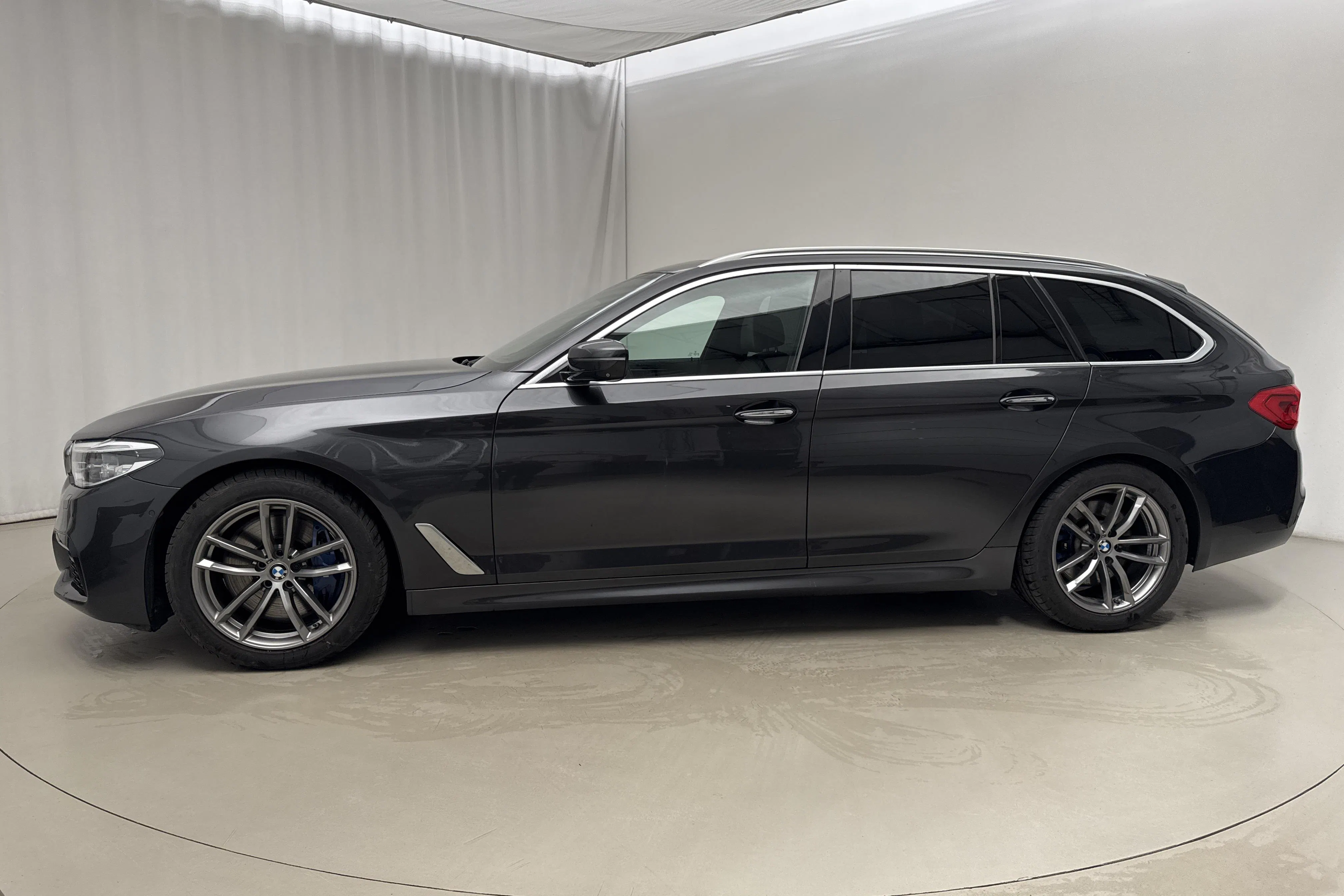 Presentationsfoto 2 av 24: BMW 540i xDrive Touring, G31 (340hk) - 13 421 mil - Automat - grå - 2018
