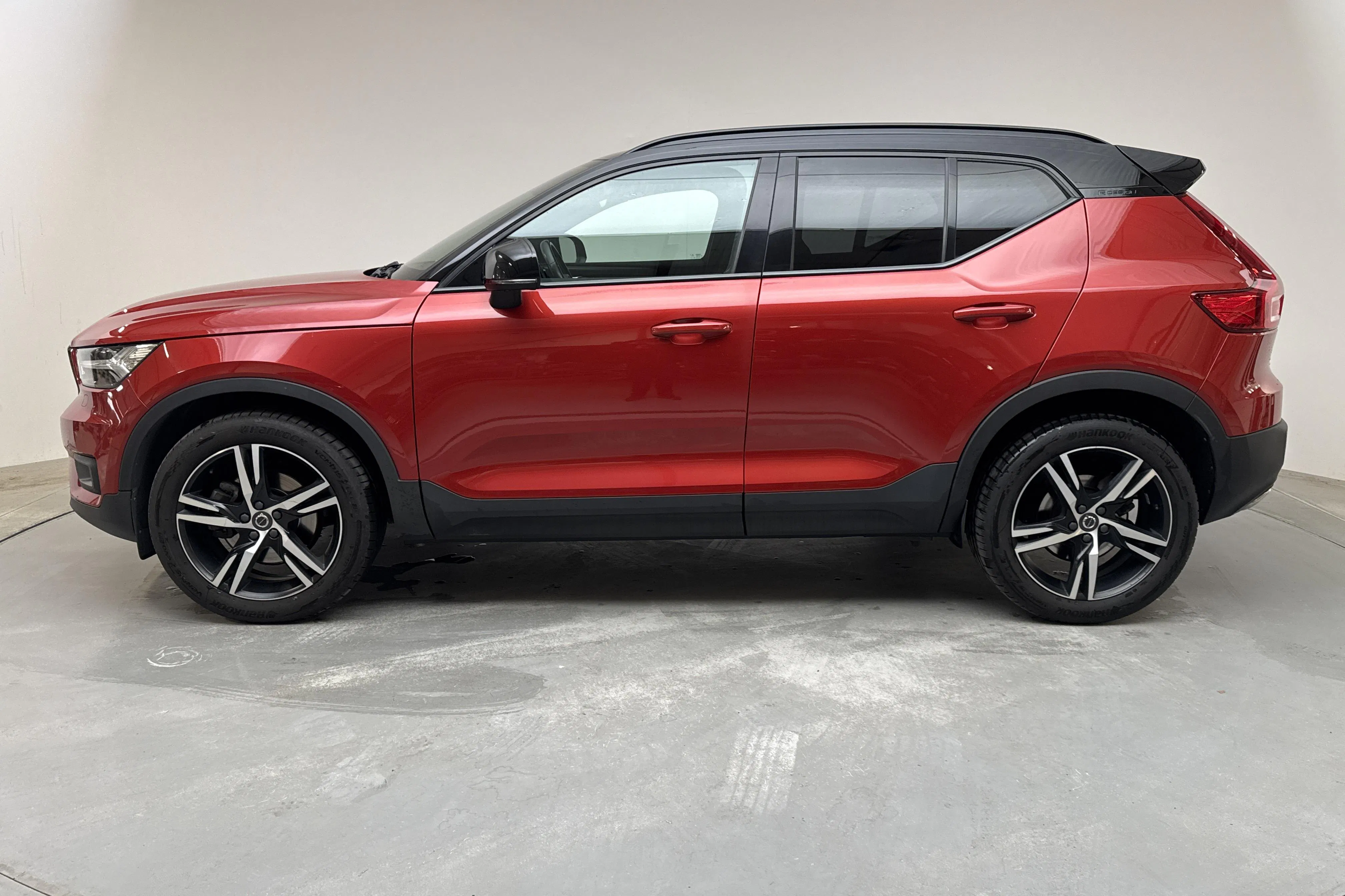 Presentationsfoto 2 av 15: Volvo XC40 D4 AWD (190hk) - 12 732 mil - Automat - röd - 2020
