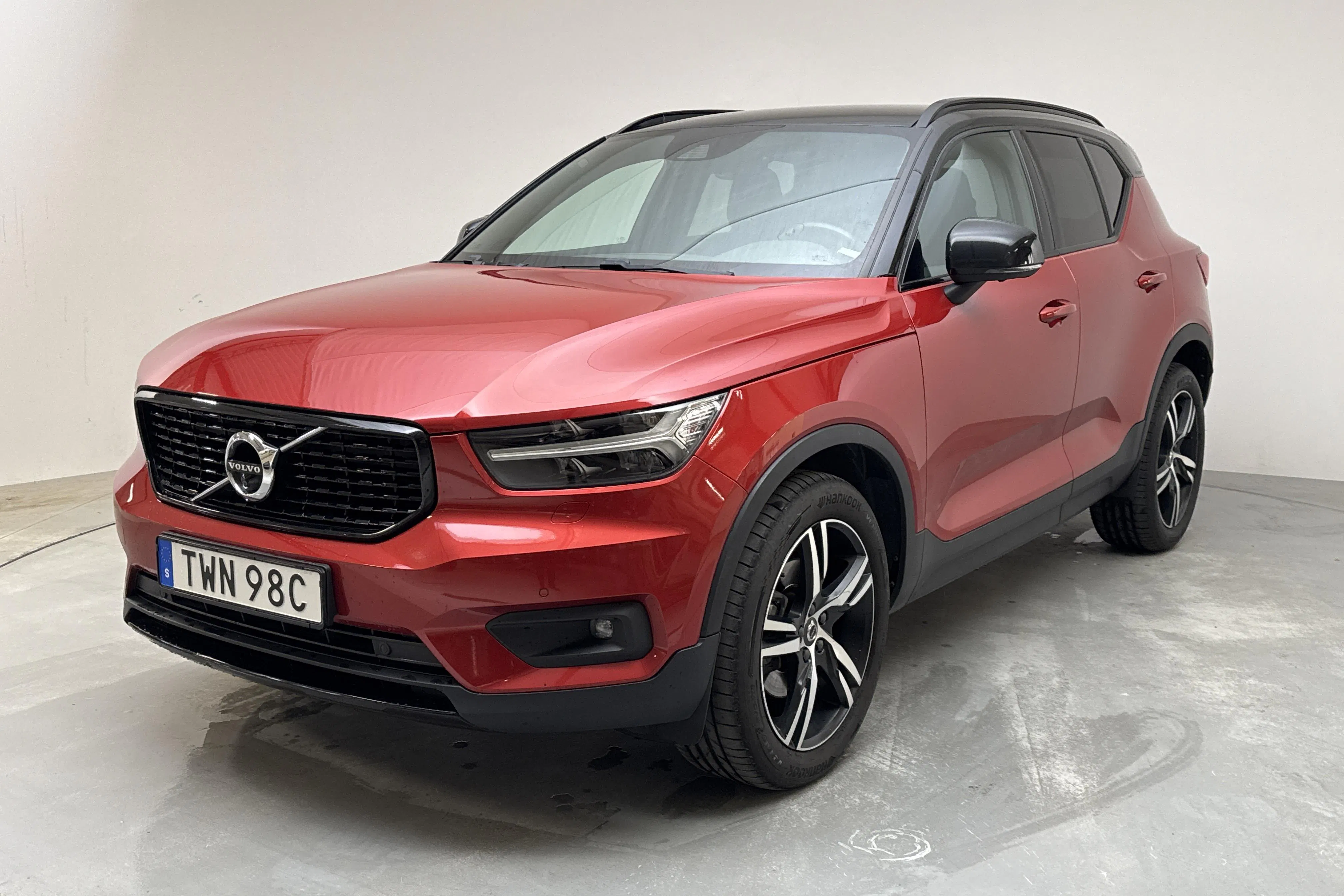 Presentationsfoto 1 av 15: Volvo XC40 D4 AWD (190hk) - 12 732 mil - Automat - röd - 2020