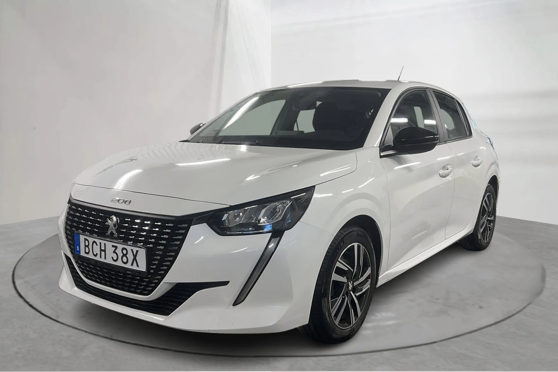 Presentation photo 1 of 14: Peugeot 208 1.2 PureTech 5dr (100hk) - 59 480 km - Automatic - white - 2022